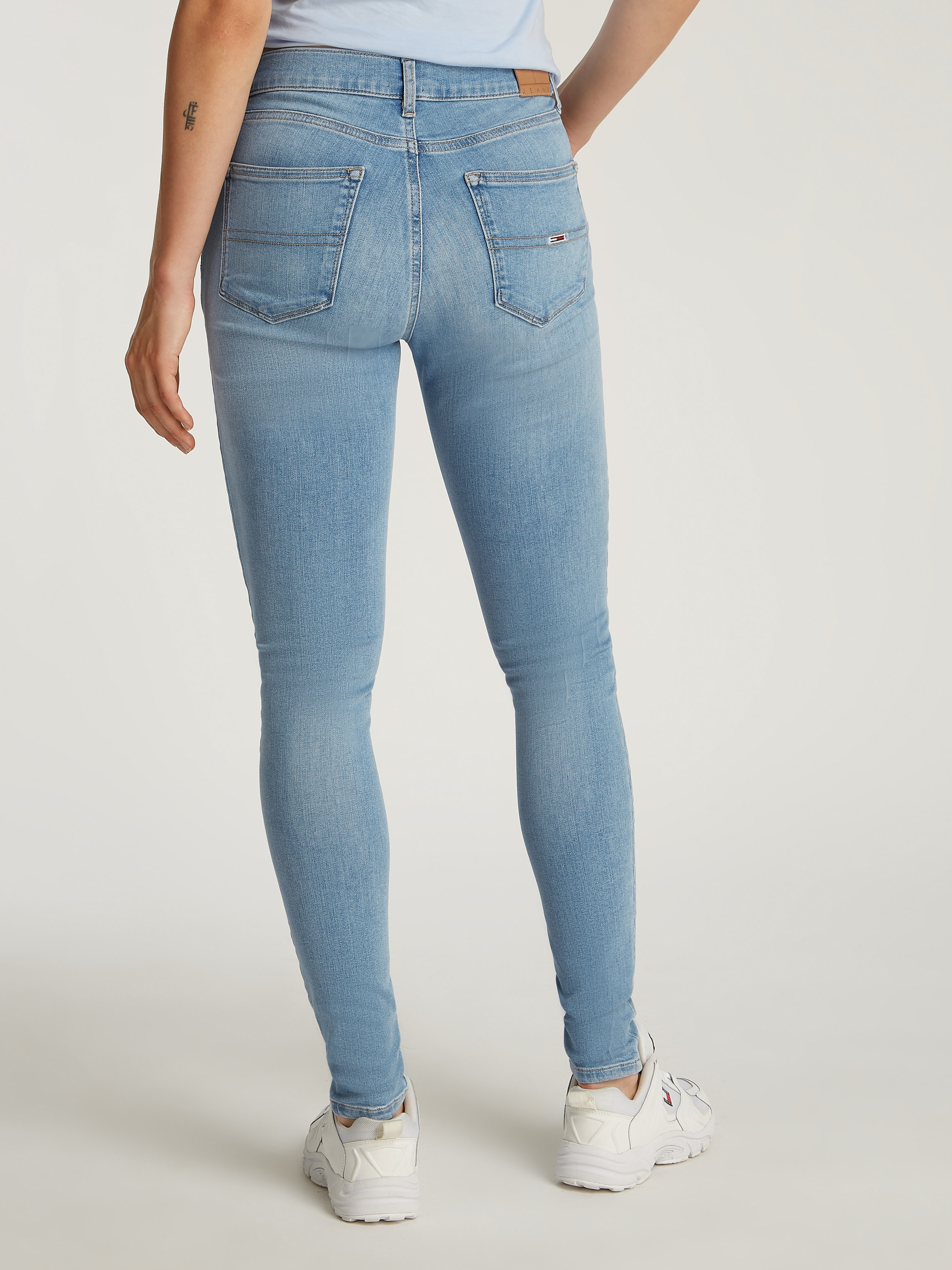 Tommy Jeans Skinny-fit-Jeans »Nora Mid Rise Skinny Fit«, mit Waschung, Logo-Badge