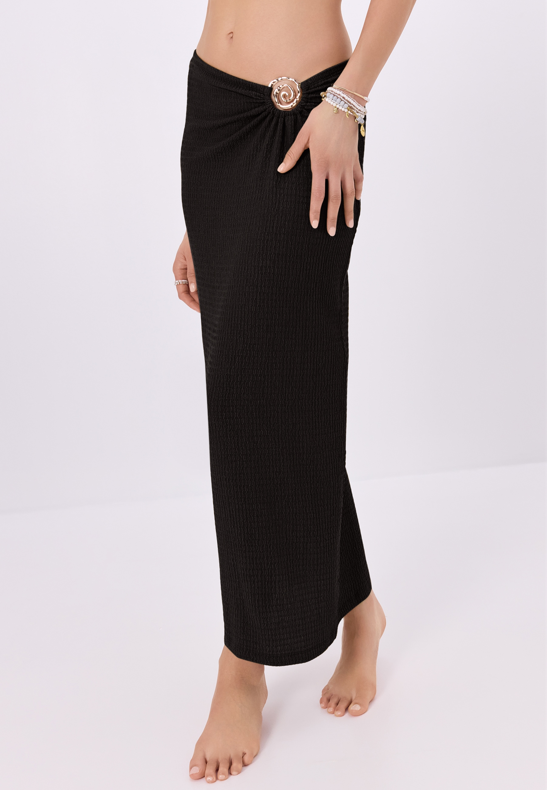 Image of LSCN by LASCANA Maxirock aus weicher Crinkleware mit Zieraccessoire