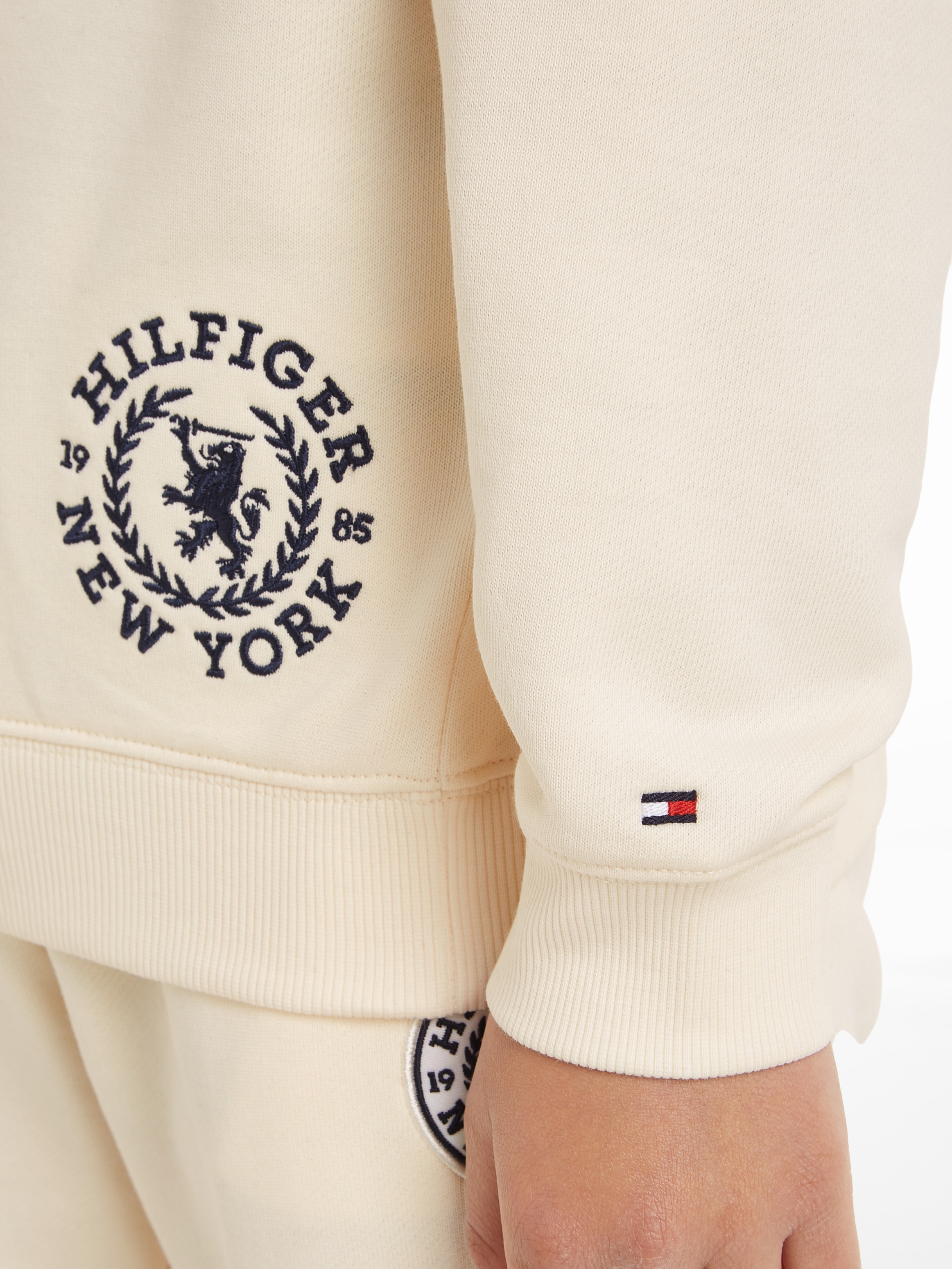 ♕ Tommy Hilfiger Kapuzensweatshirt »CREST LOGO HOODIE«, mit leicht  überschnittenen Schultern versandkostenfrei auf