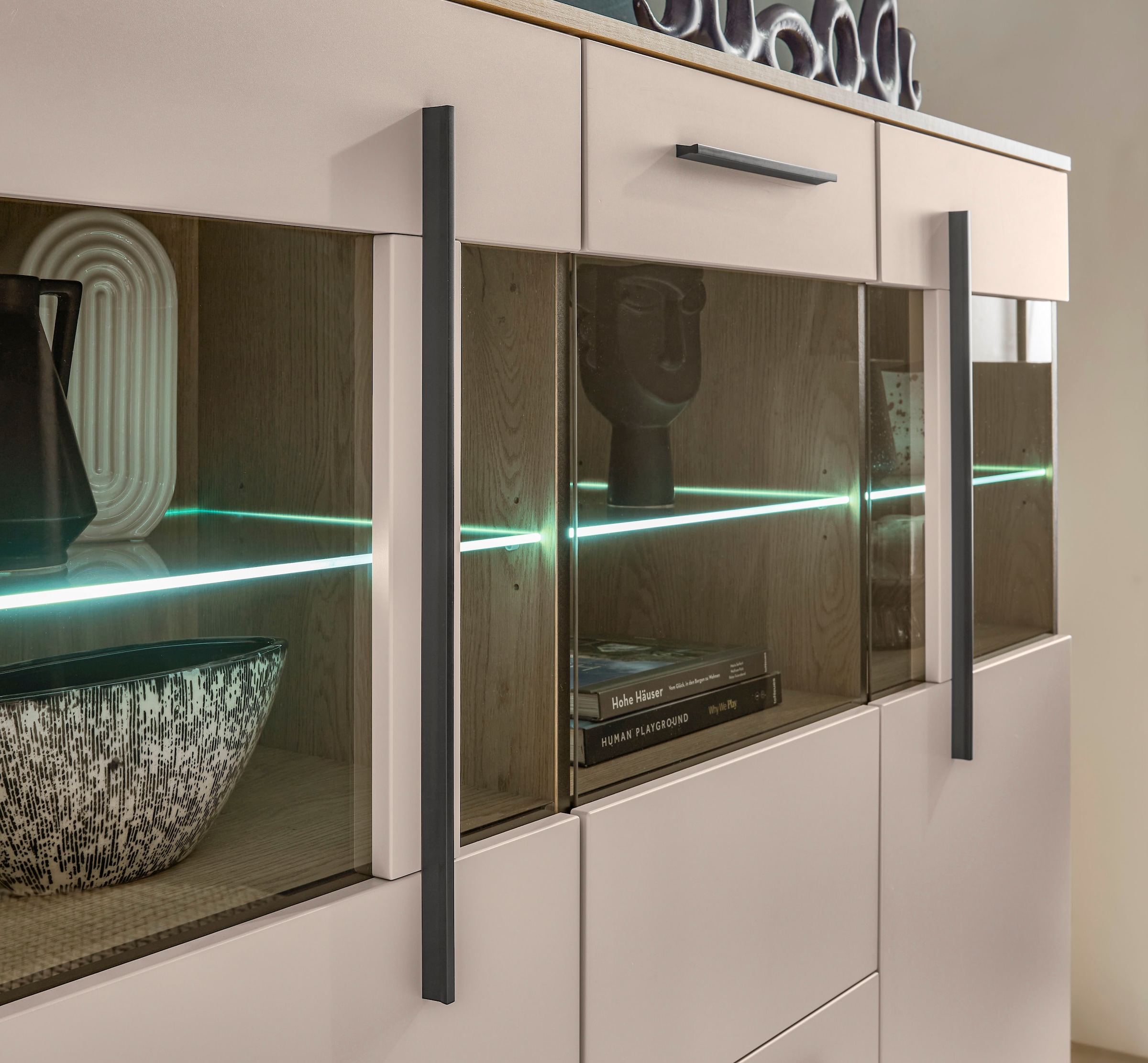 Home affaire Buffet haut »Cantara, moderner Schrank, Vitrine in Eiche Dekor, Weiss oder Kaschmir« poignées noires en barre, espace de rangement suffisant, polyvalent