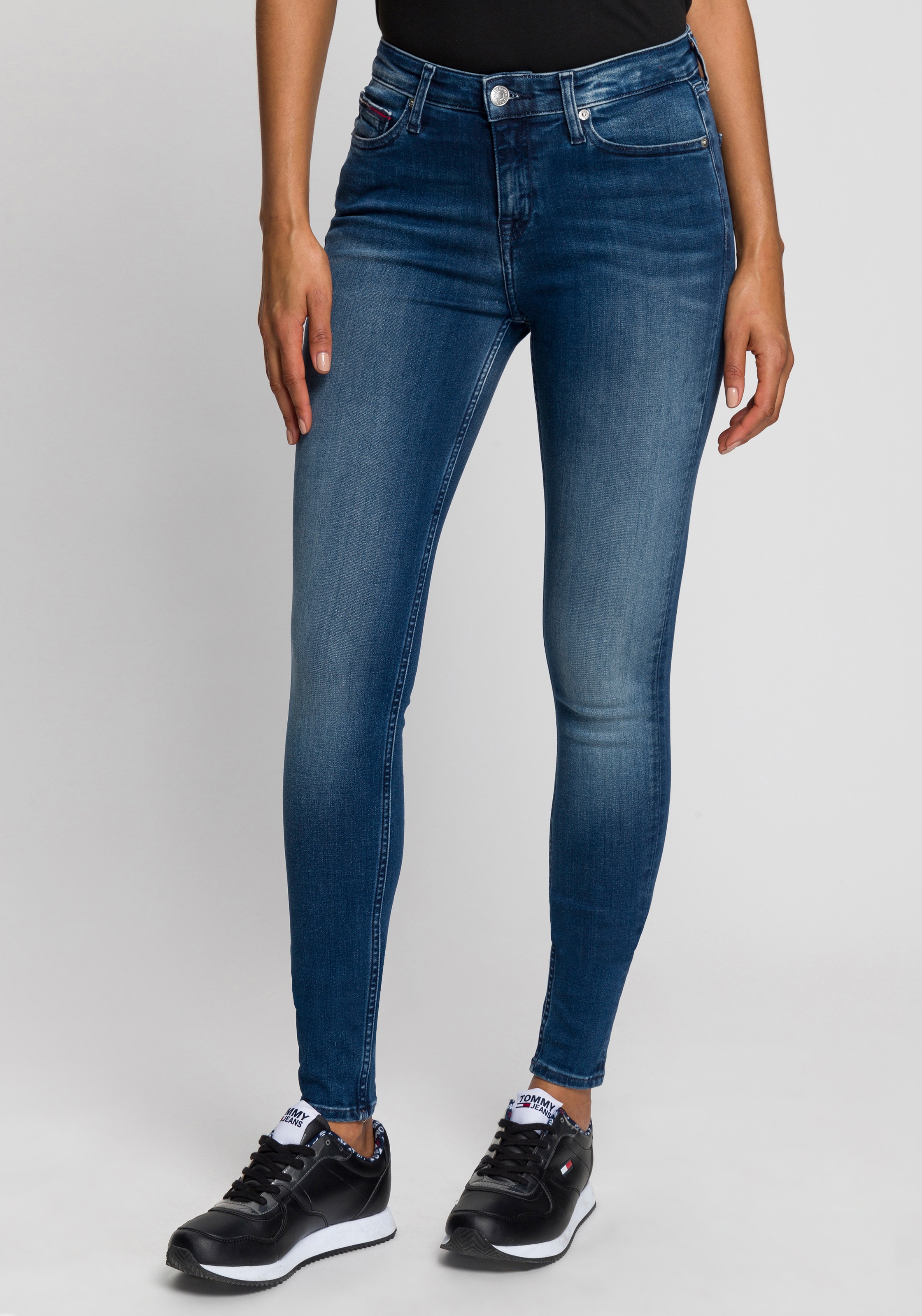 Tommy Jeans Skinny-fit-Jeans »Nora Mid Rise Skinny Fit«, mit Tommy Jeans Logo-Badge & Stickereien