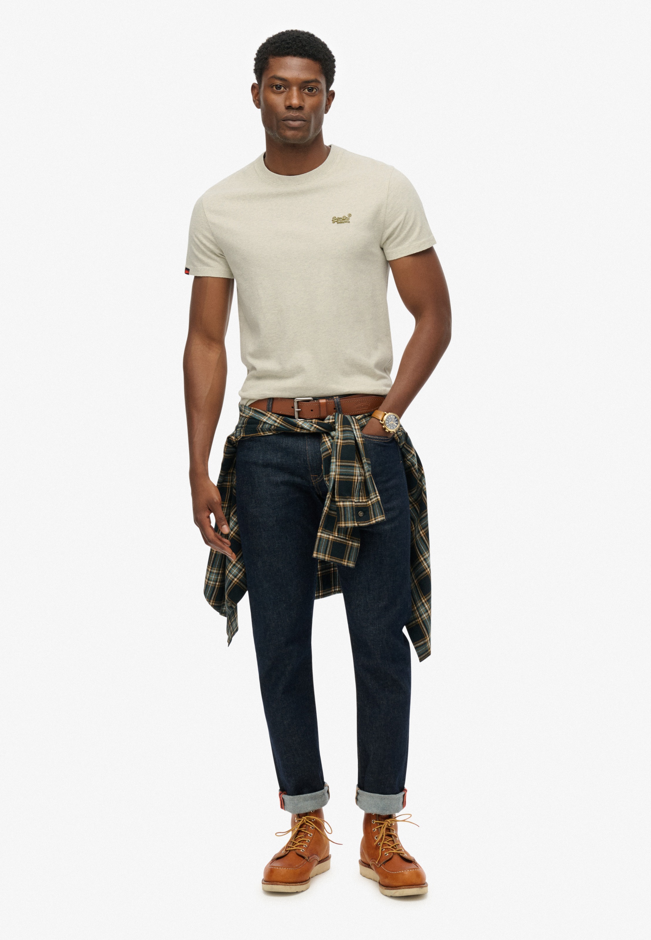 Superdry Rundhalsshirt »ESSENTIAL LOGO EMB TEE« aus Baumwolle und Single Jersey, Slim Fit, Kurzarm, hüftlang