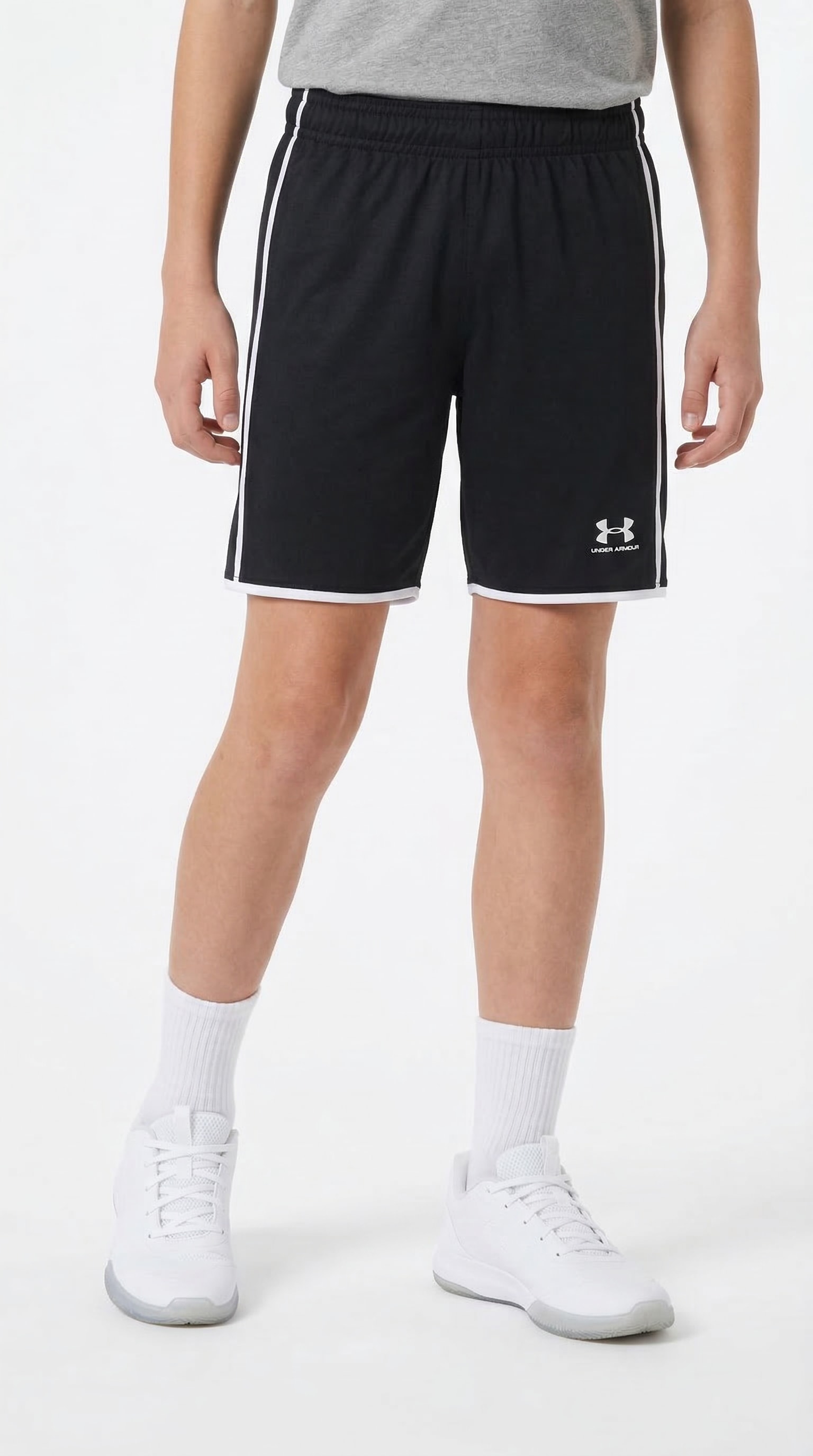 Under Armour® Trainingsshorts »UA B CH. TRAIN SHORT«  für vielseitige Aktivitäten, leichtes Material, bequeme Passform