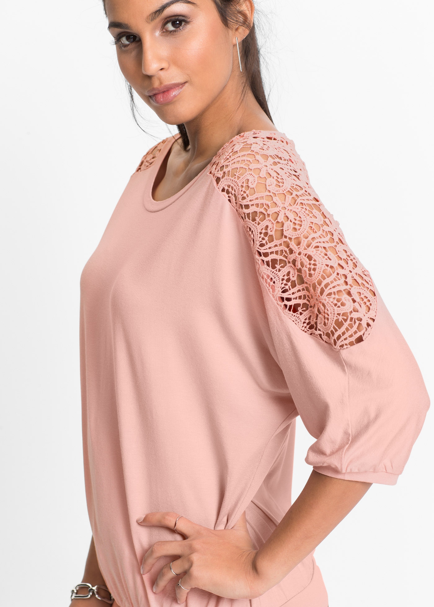 bonprix T-shirt oversize oversize, manches chauve-souris 3/4 avec découpes et empiècements en dentelle
