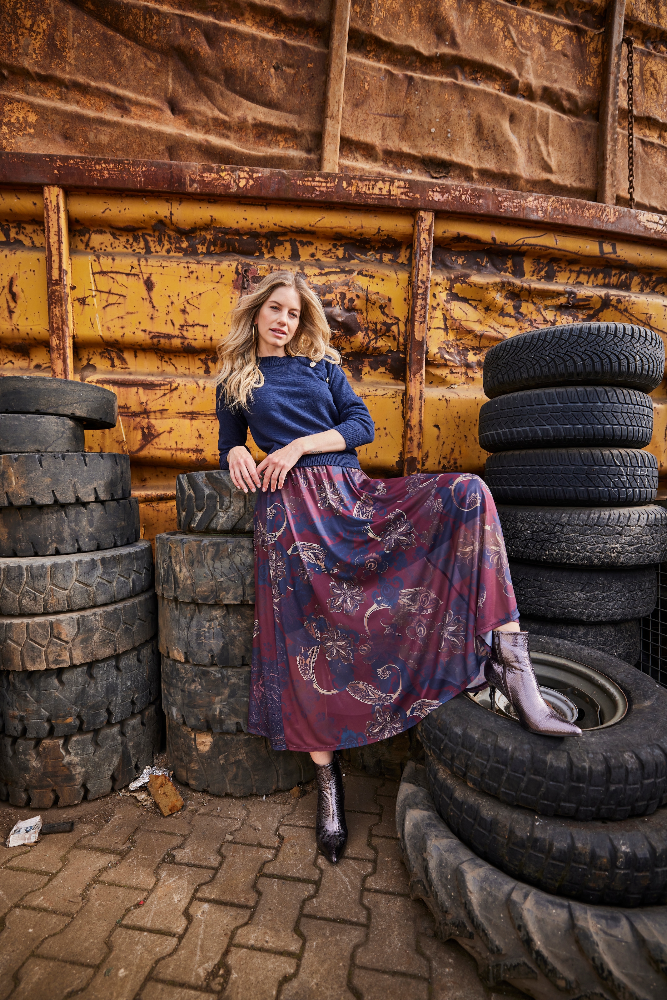 Aniston CASUAL Maxi jupe avec imprimé floral graphique en grande surface - NOUVELLE COLLECTION