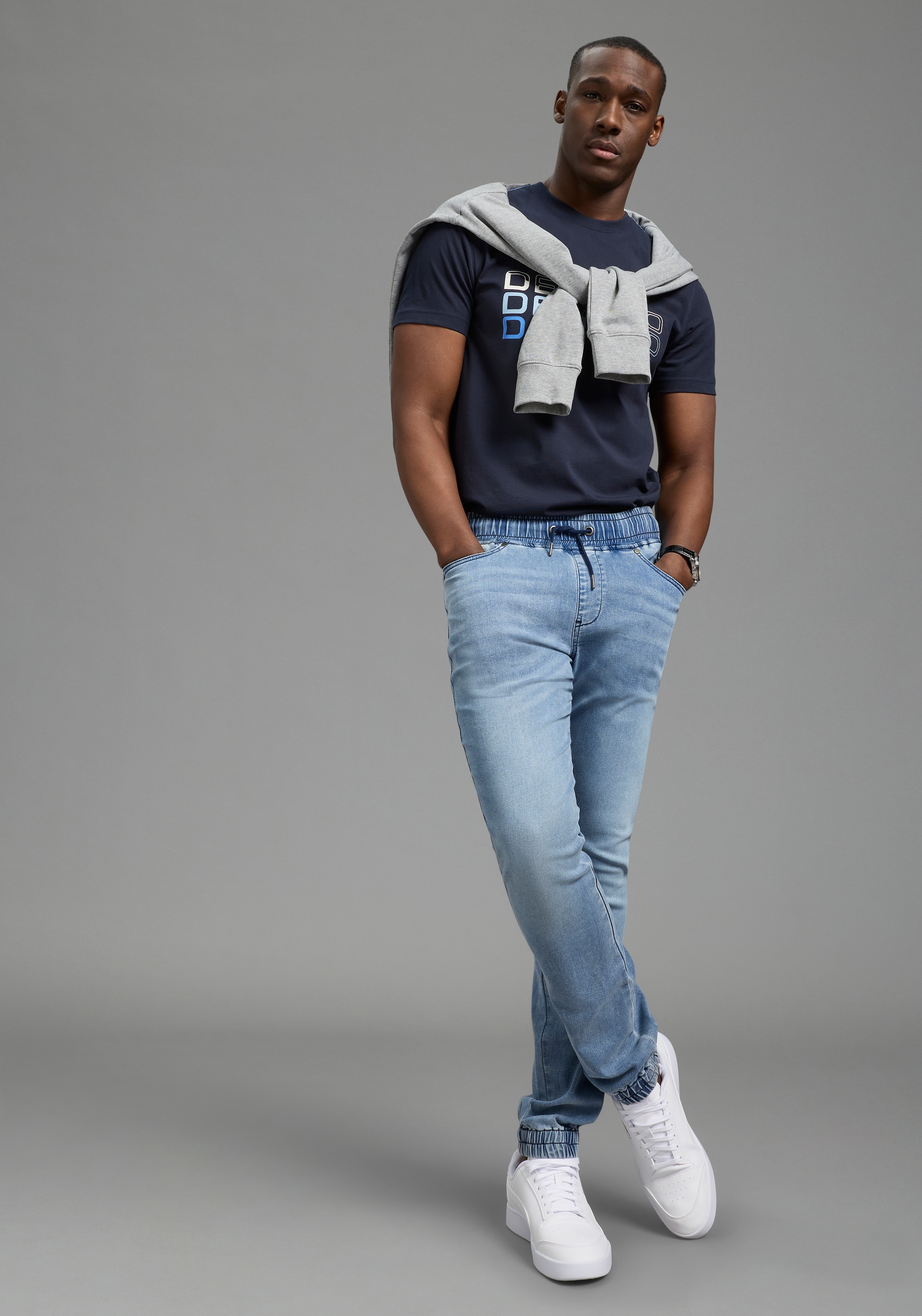 Image of DELMAO Jogg Pants gerade geschnittenes Bein, mit Gummizug am Bund und Beinabschluss