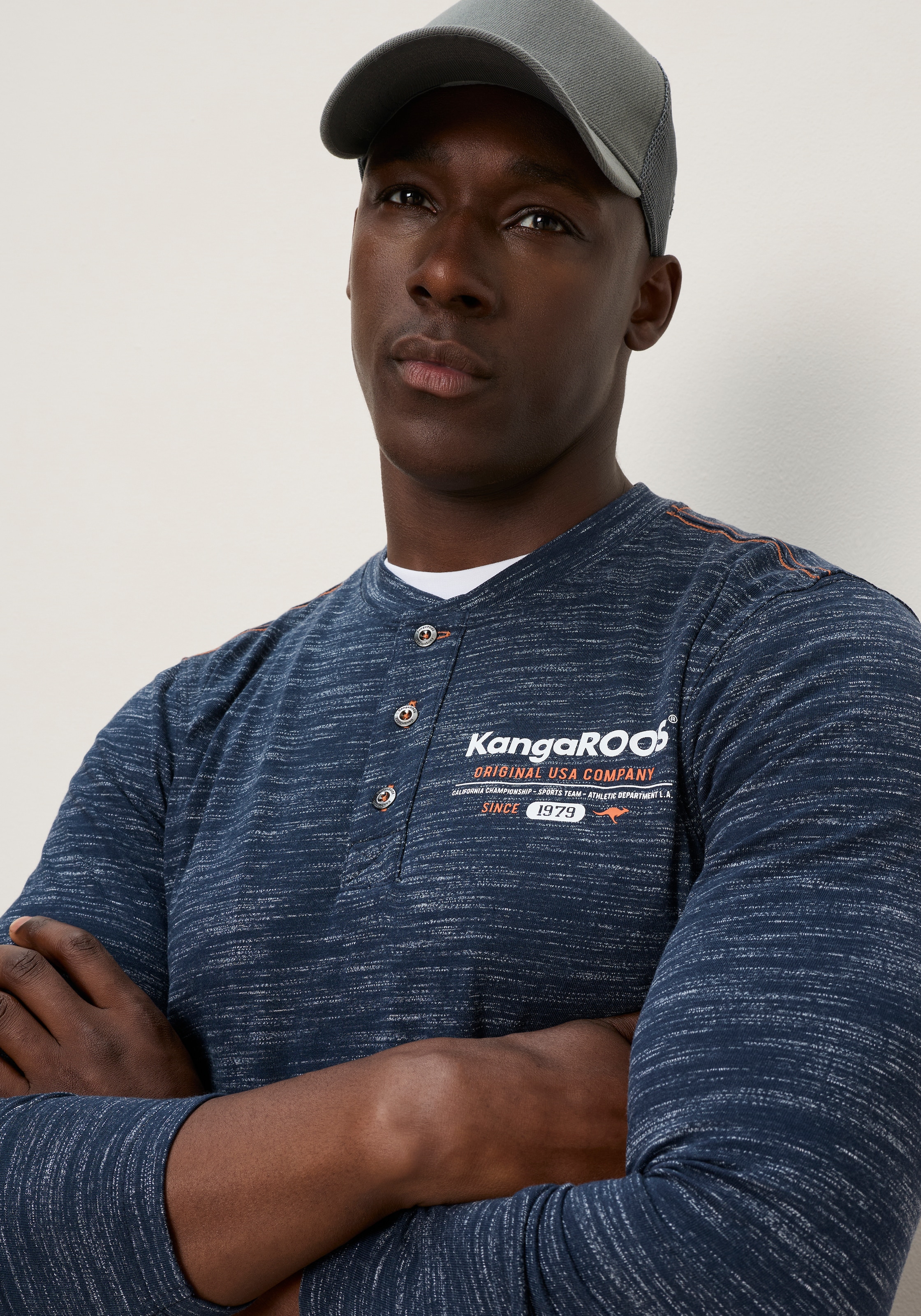 KangaROOS T-shirt à manches longues avec col rond et patte de boutonnage, manches longues, coupe ajustée