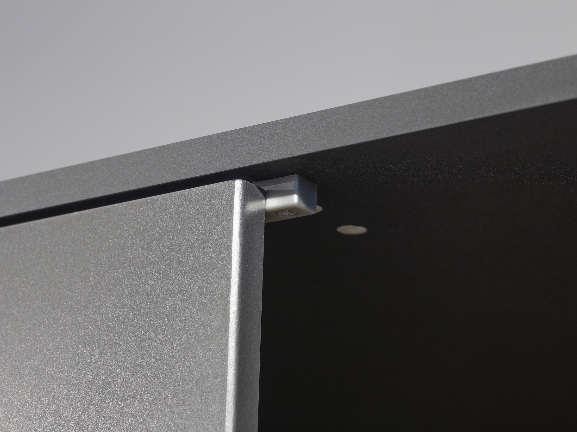 rauch Drehtürenschrank »Kleiderschrank Schrank Garderobe SHINJO Breiten 93/140/187 cm« in 3 verschiedenen Ausstattungen BASIC/CLASSIC/PREMIUM,  Griffe und Füsse aus Massivholz mit 2 Schubladen MADE IN GERMANY