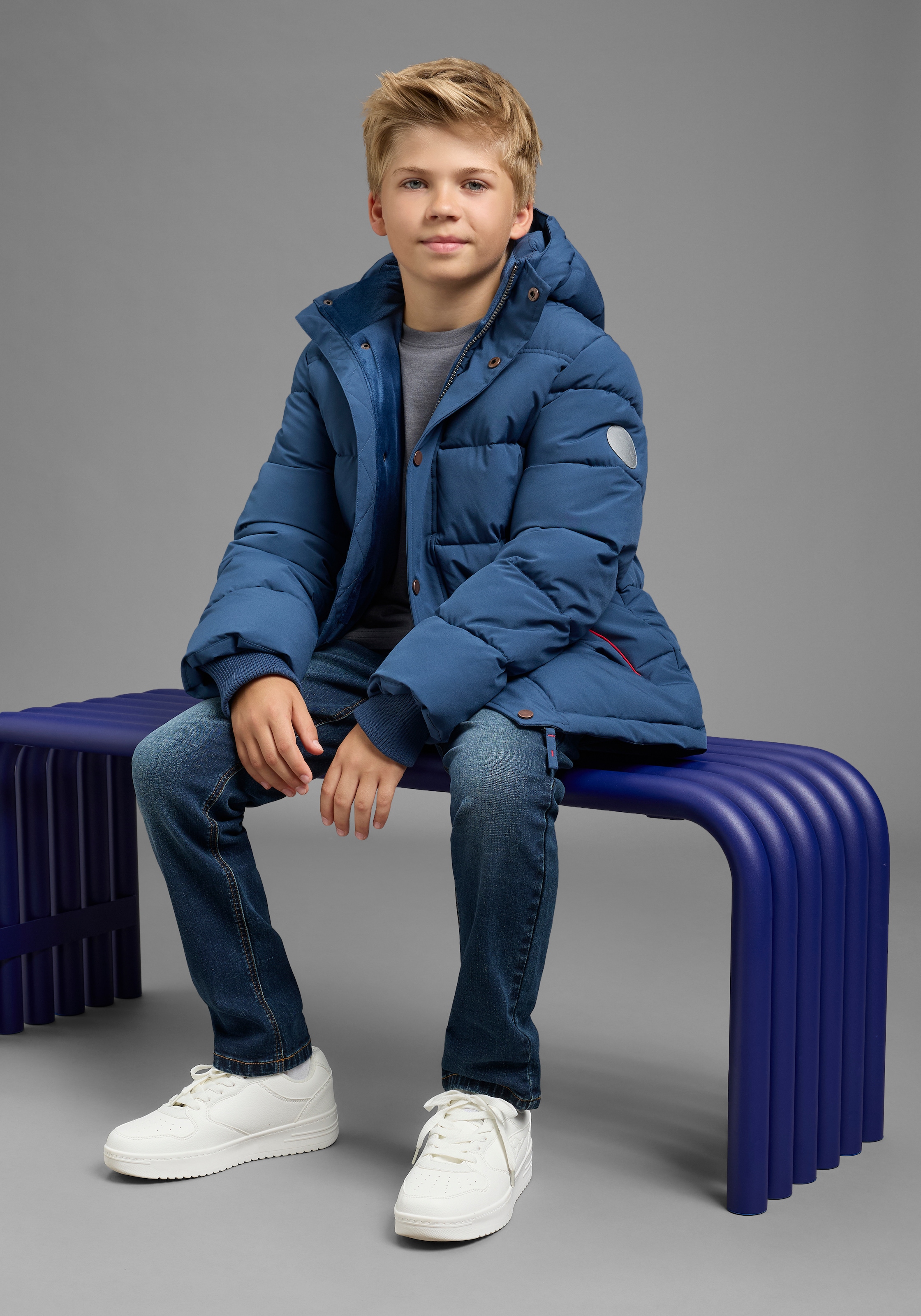 KIDSWORLD Outdoorjacke »Winterwarme Jacke, gesteppt« mit Kapuze Trendige Winterjacke mit refklektierenden Details