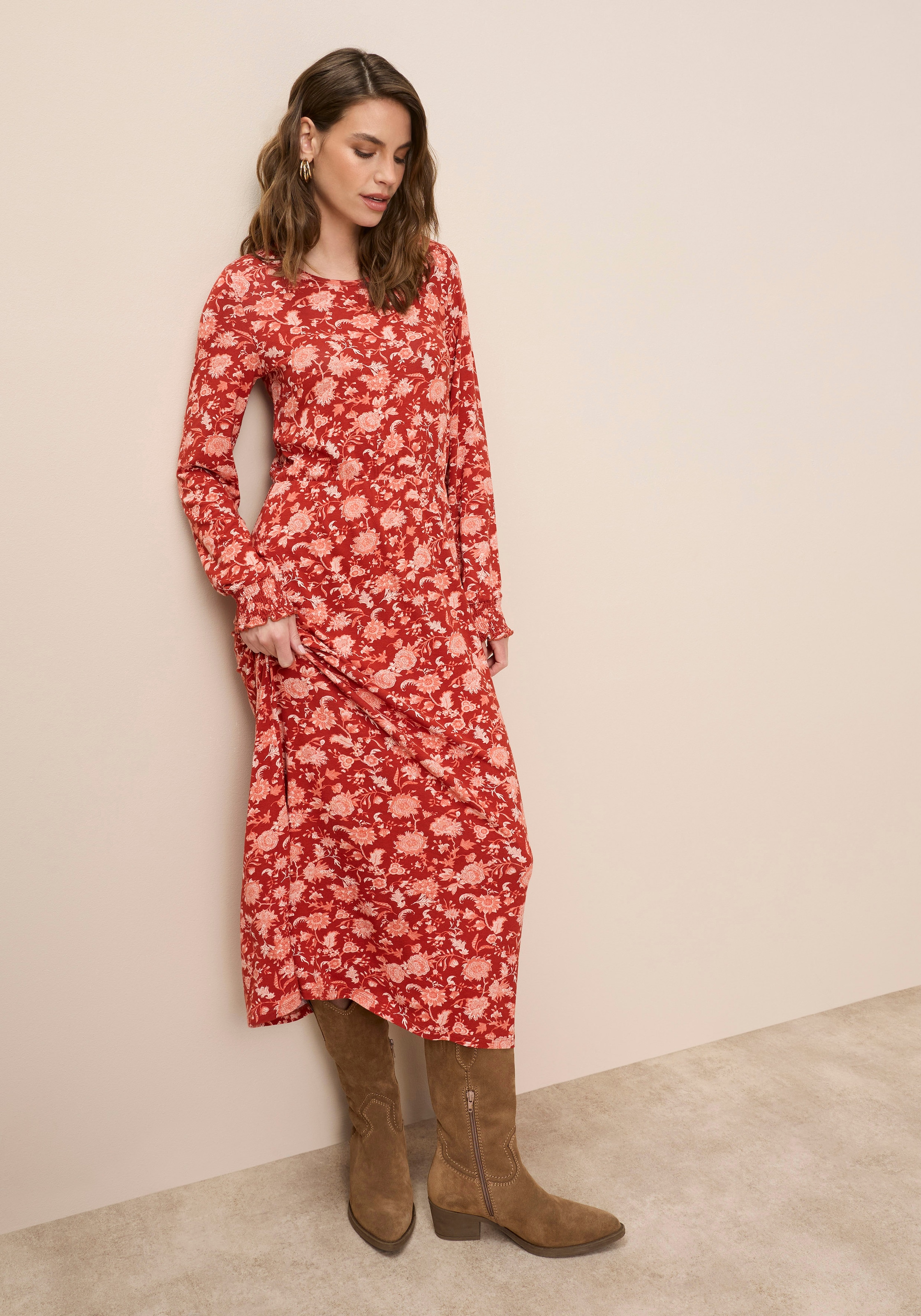 Tamaris Maxi robe »aus elastischer Viskosemischung, taillierte Passform« mit stilvollem Muster, ideal für die Übergangszeit