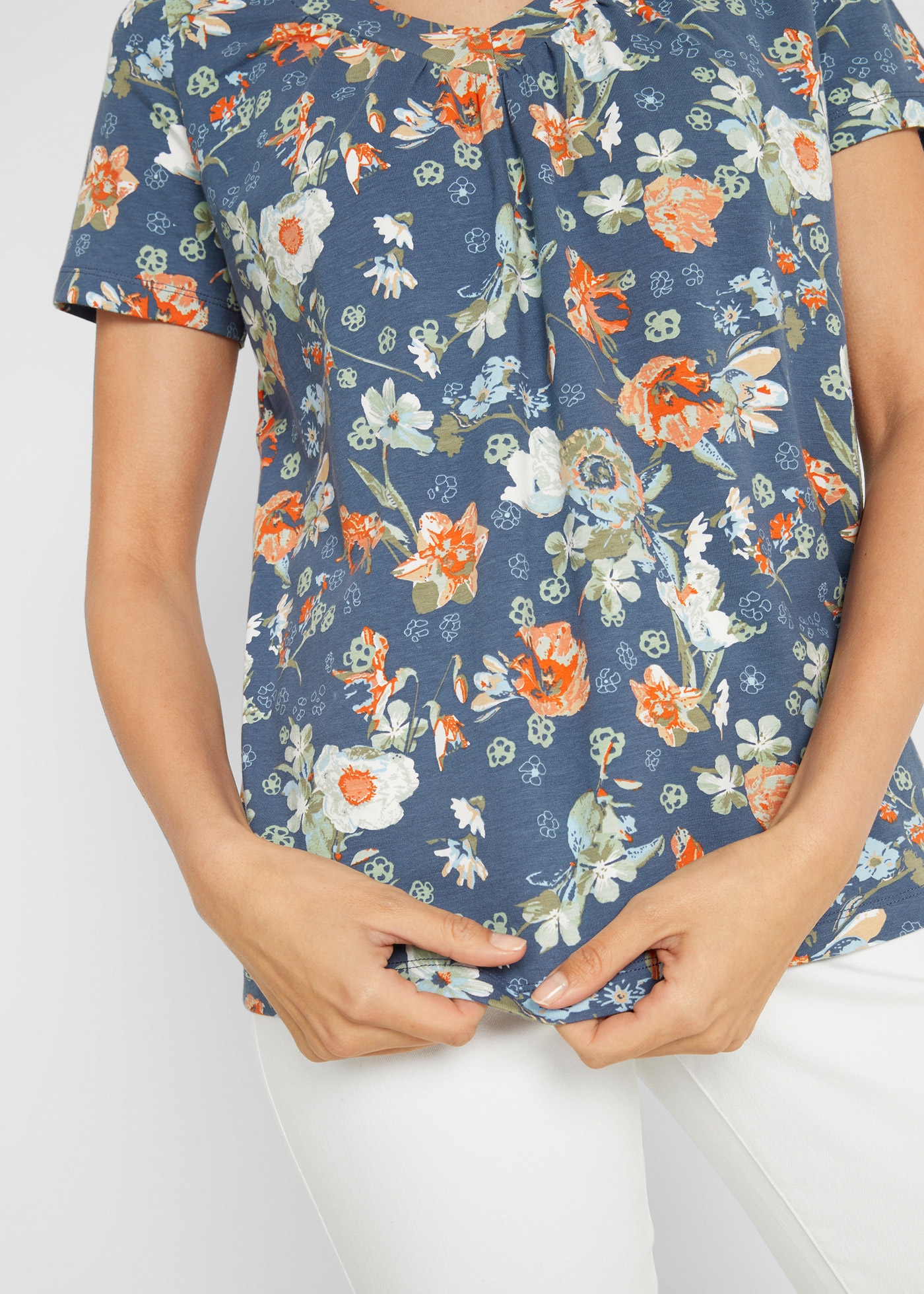 bonprix T-Shirt »Shirt mit Druck, kurzarm« lockere Passform, Kurzarm, mit All-Over Print, mit V-Ausschnitt