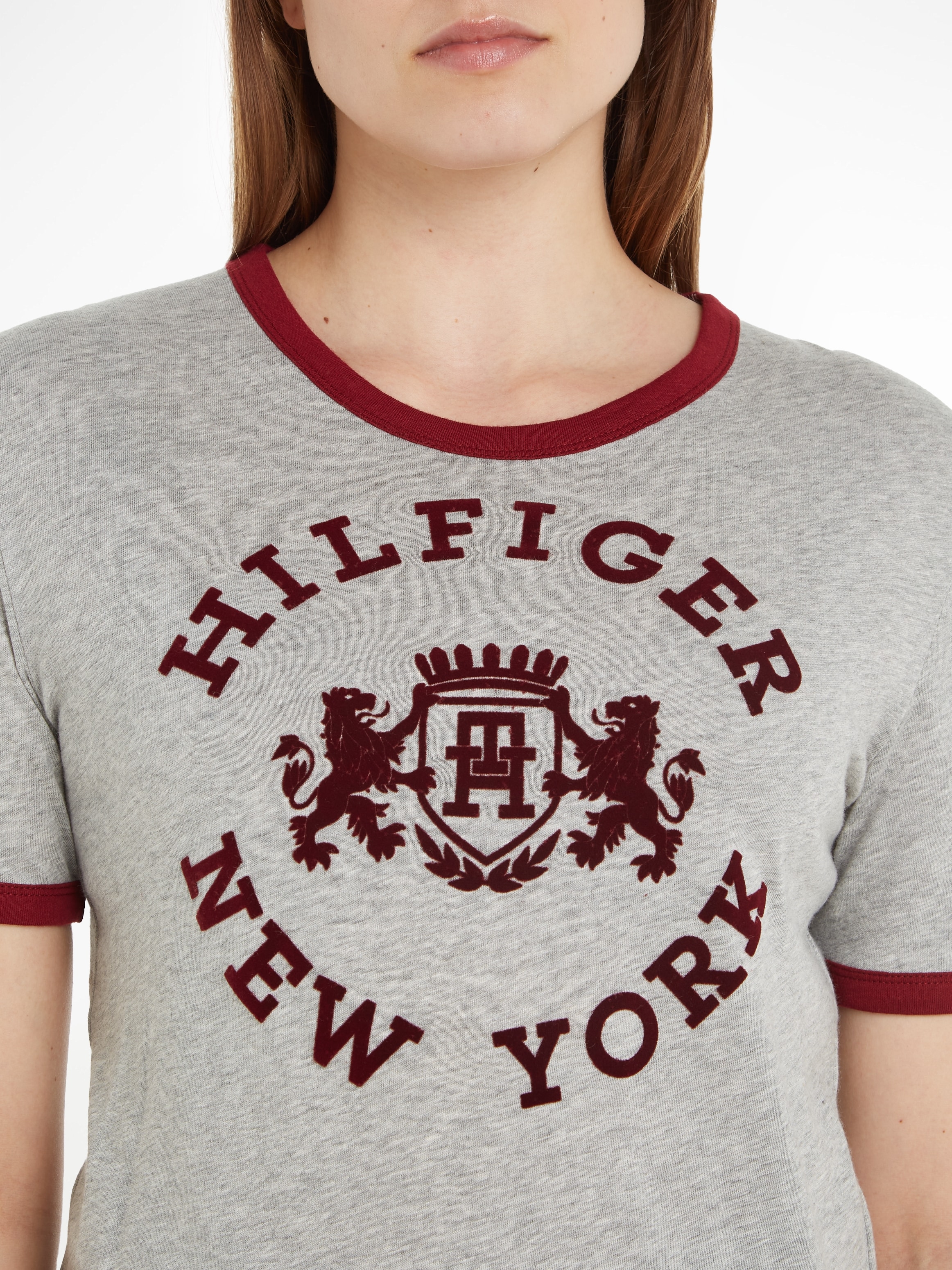 ♕ Tommy Hilfiger T-Shirt, mit versandkostenfrei Markenlogo auf grossem