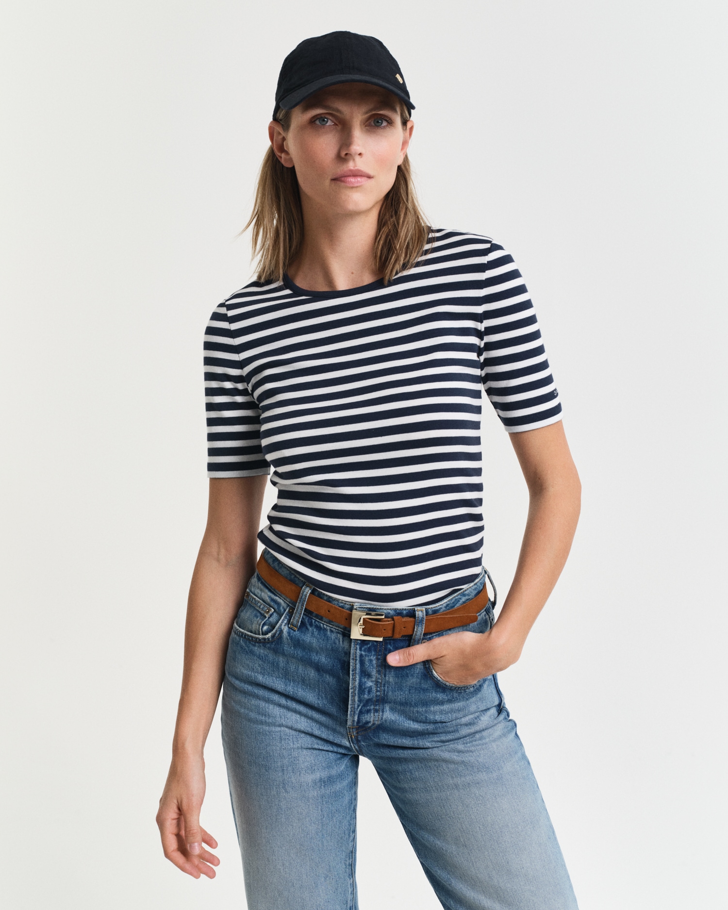 Gant T-Shirt »SLIM STRIPED 1X1 RIBBED KA T-SHIRT«, mit dezentem Logoschriftzug am Ärmelabschluss