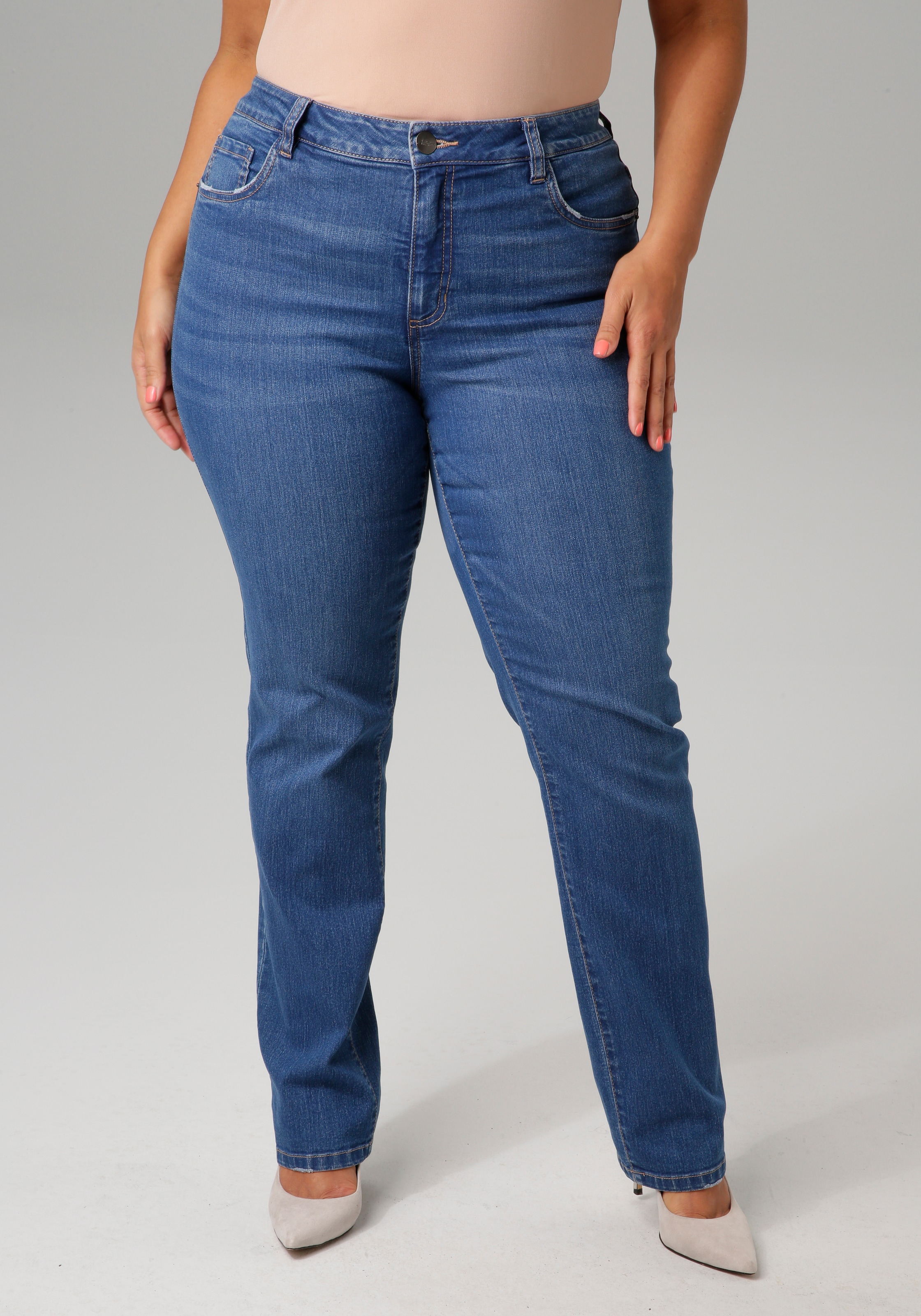 Aniston PLUS Straight-Jeans, mit leichtem Used-Effekt - NEUE KOLLEKTION