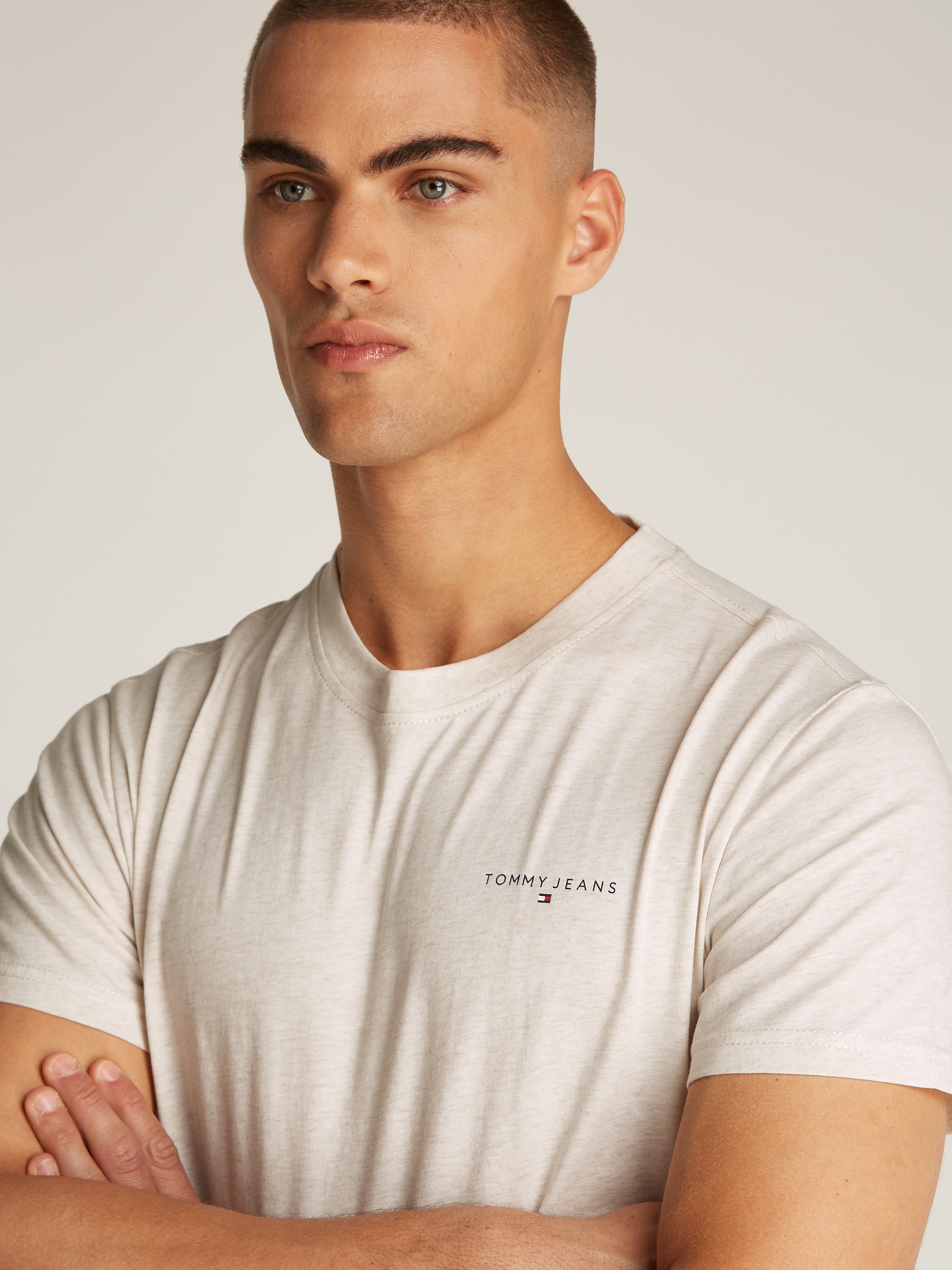 Tommy Jeans T-Shirt »TJM SLIM LINEAR CHEST SS TEE EXT«, mit Logodruck