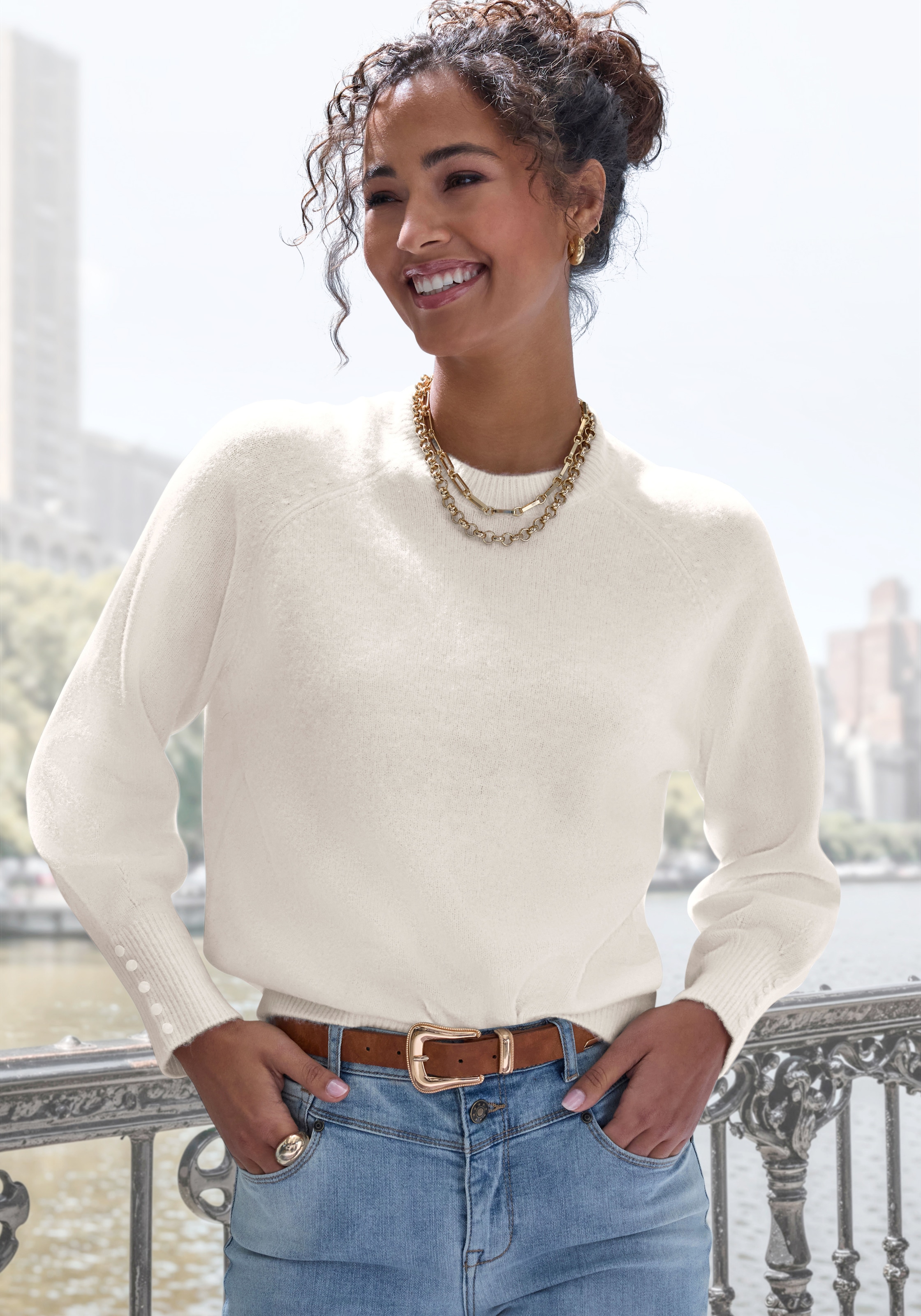 Image of LASCANA Rundhalspullover "mit Zierknöpfen an den langen Ärmelbündchen" Winterpullover, kuscheliges Basicpullover, softer Strickpullover