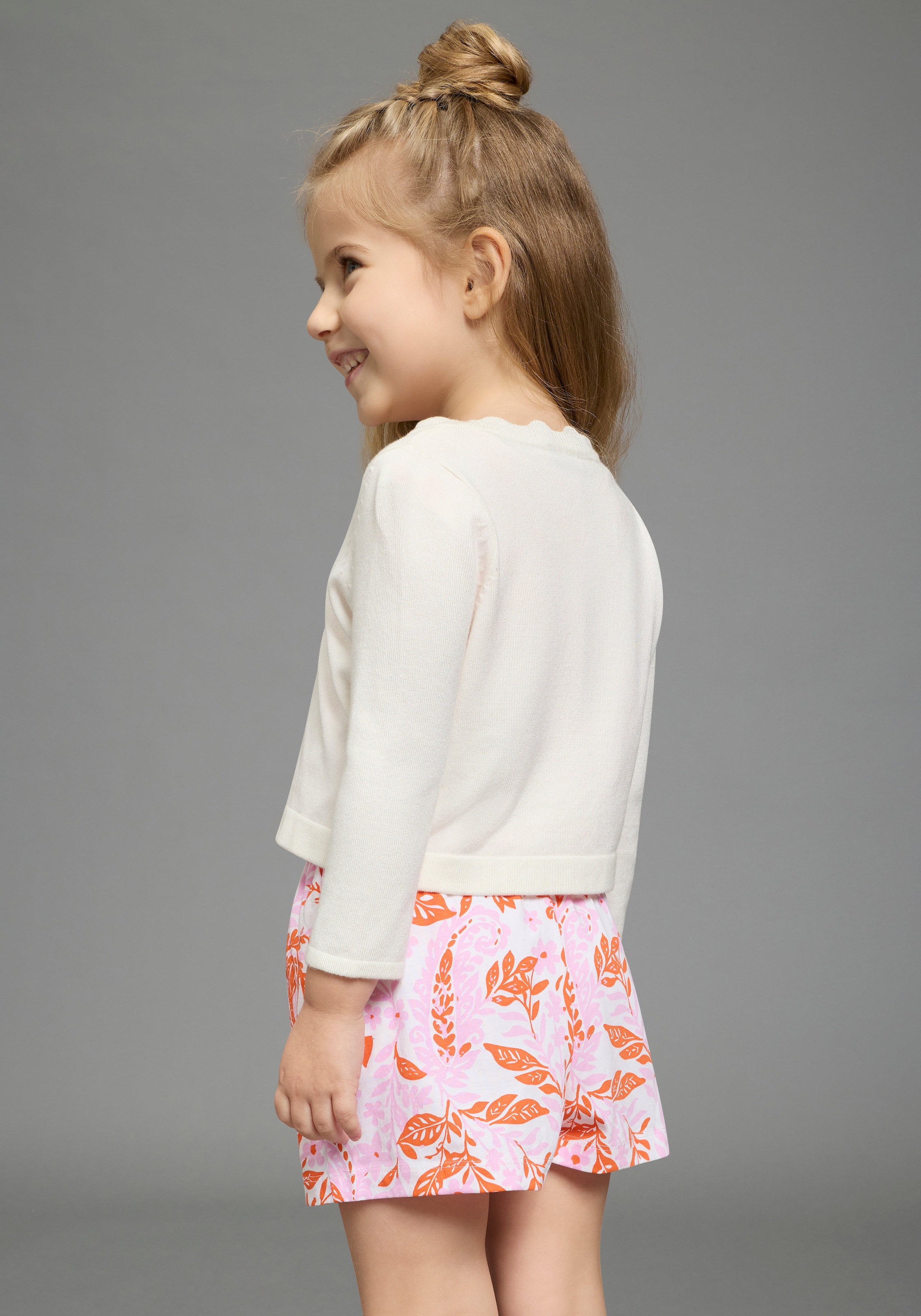 KIDSWORLD Veste en tricot »Strickjacke mit schöner Wellenkante« 1-Knopf-Form, Langarm, aus Feinstrick