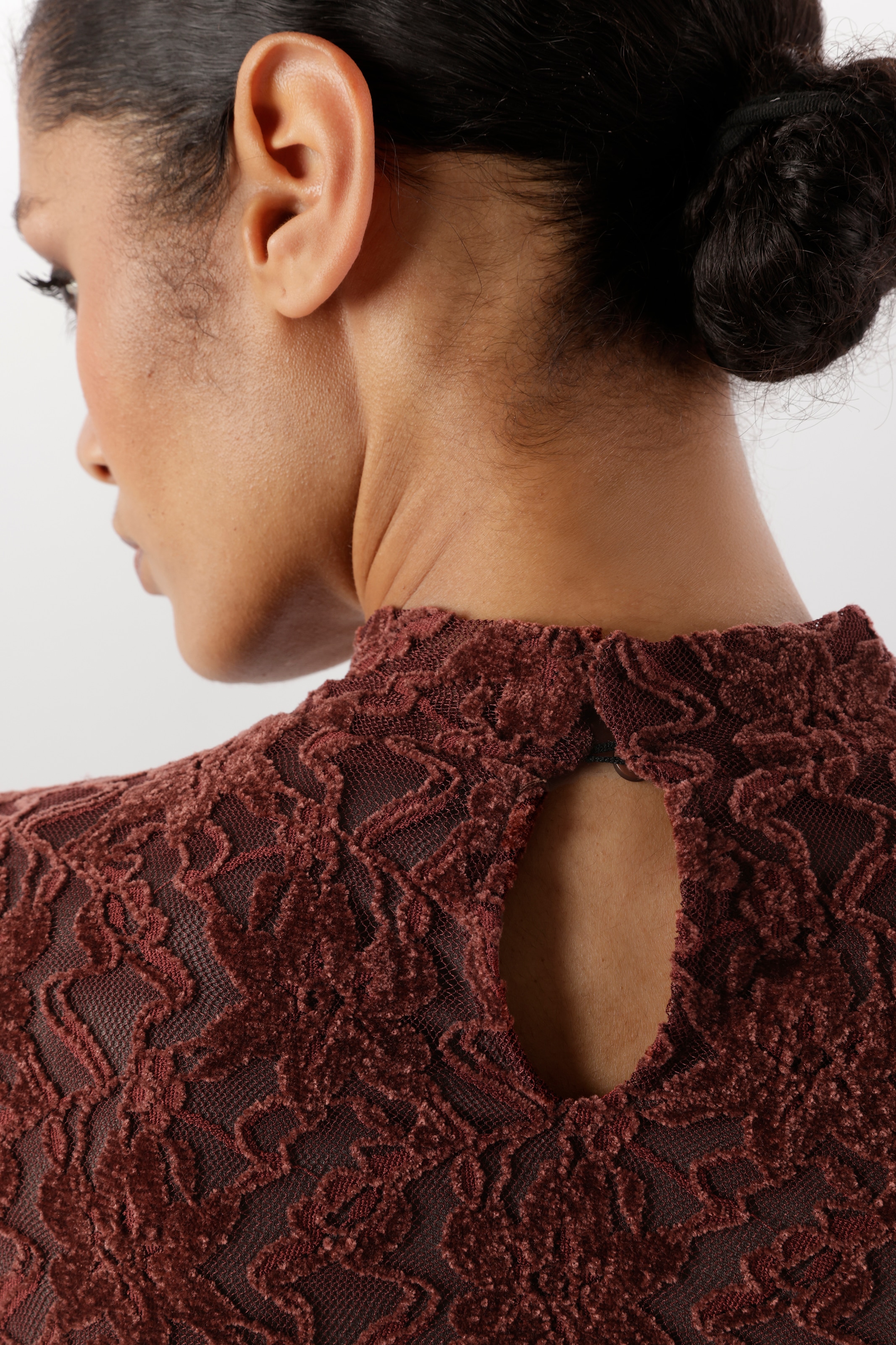 Aniston SELECTED Robe en dentelle avec manches transparentes - NOUVELLE COLLECTION