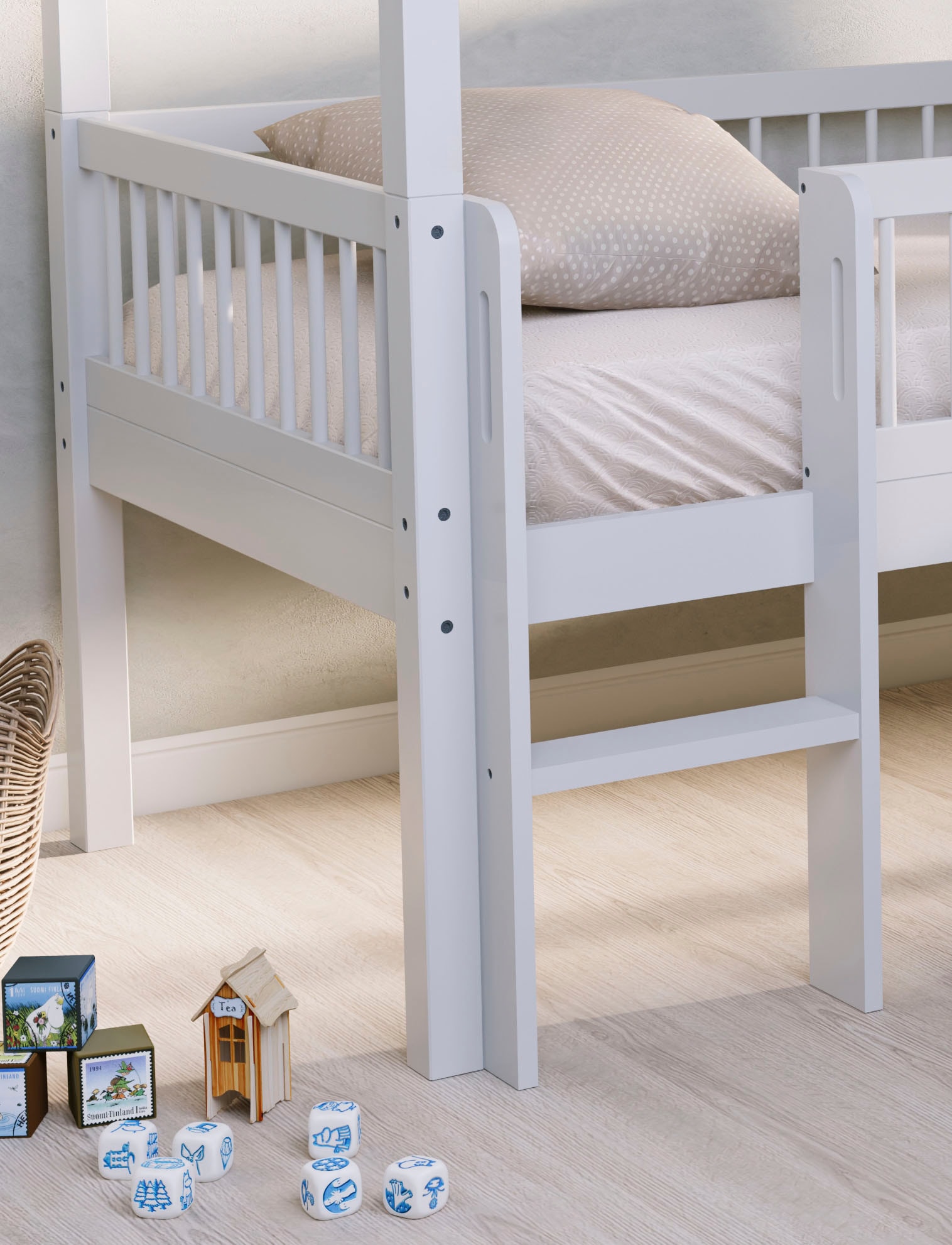 Vipack Lit de maison »Forrest ist ein hochwertiges Massivholz Haus Bett "Made in Europe"« Incl. sommier à lattes roulantes, structure de toit, protection anti-chute, échelle et toboggan,  au choix en chêne massif huilé ou hêtre massif laqué blanc