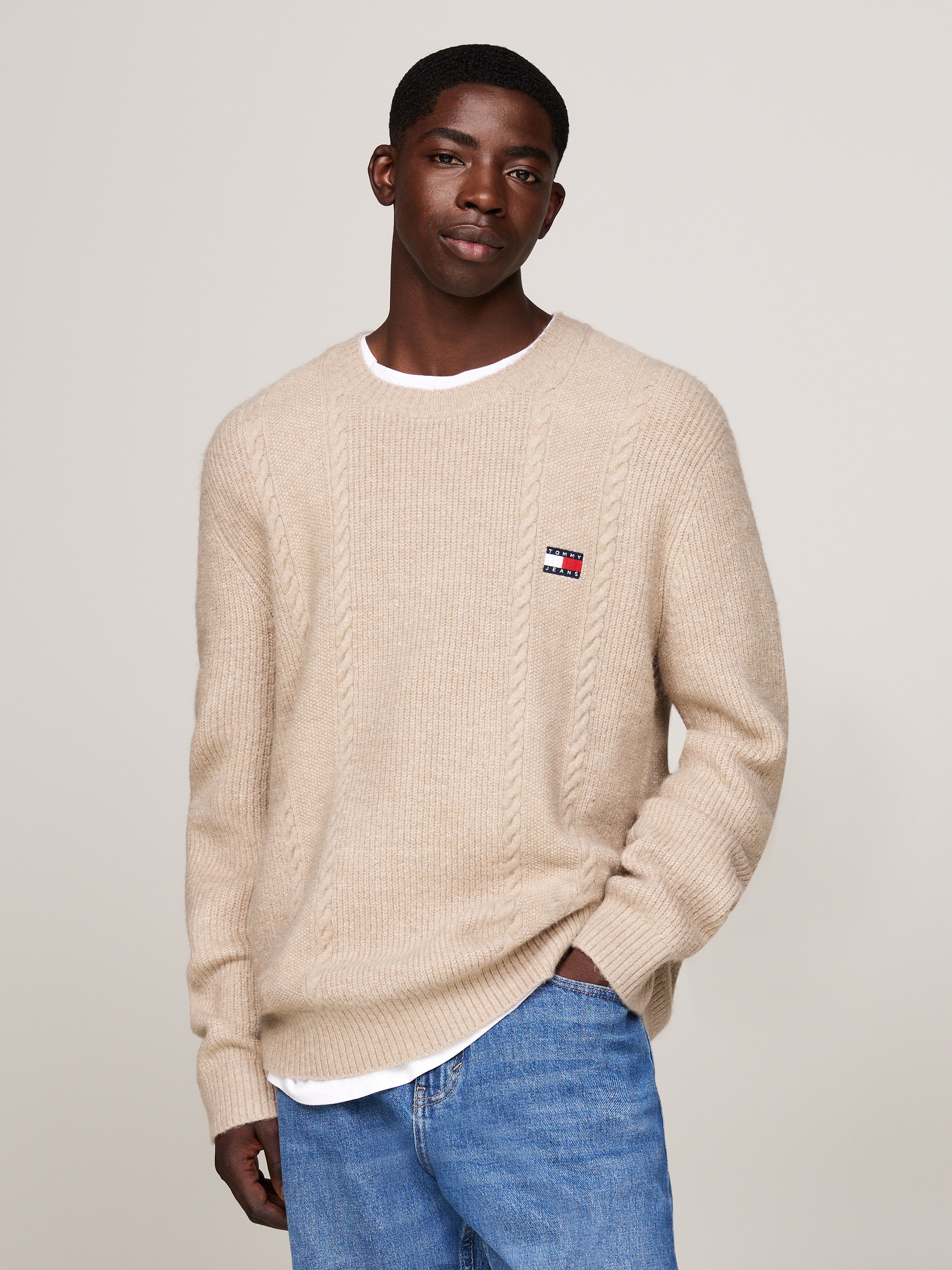 Sweatshirt »TJM SLIM CABLE KNIT CNECK«, mit bestickten Markenlogo, Strickmuster