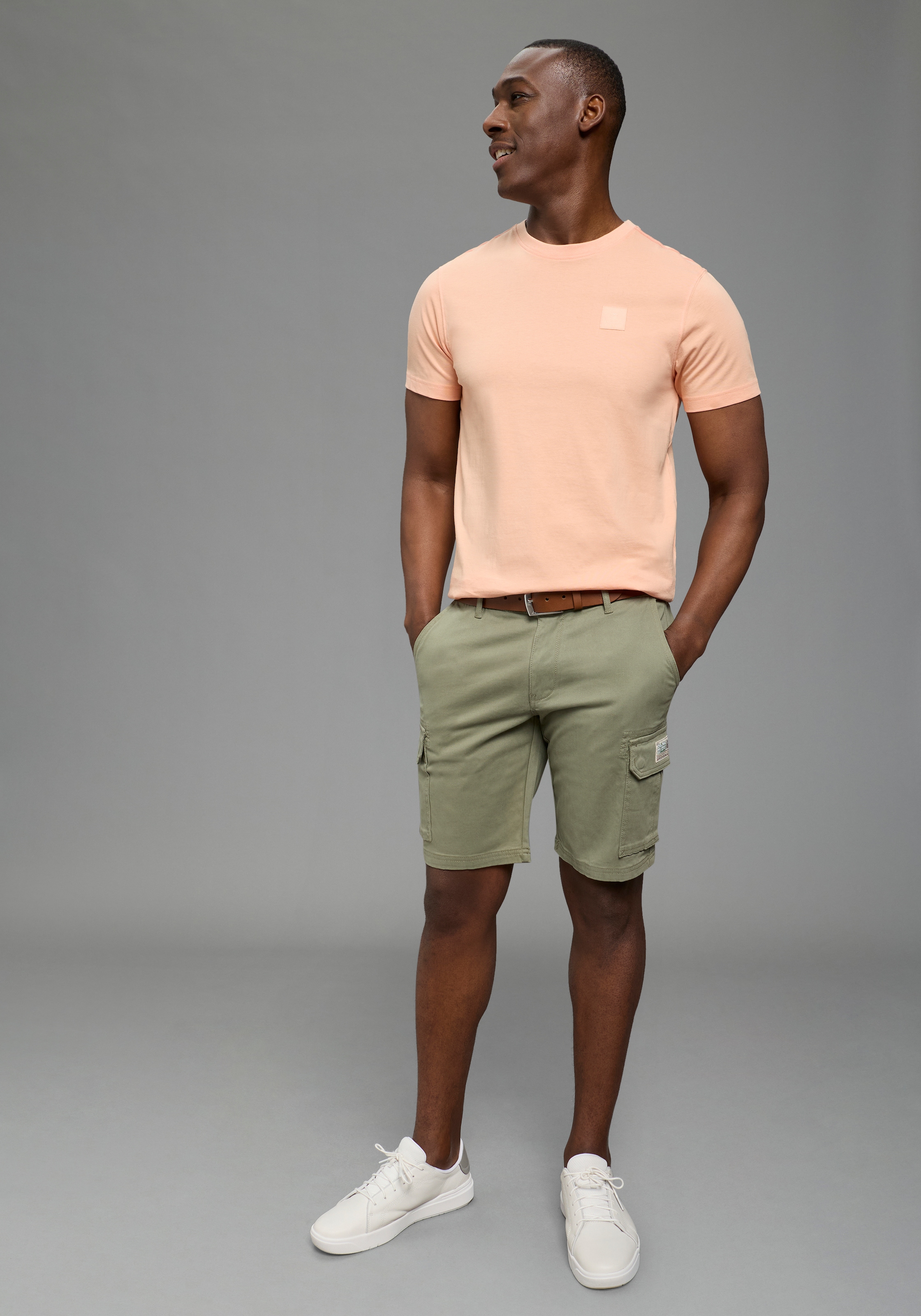 DELMAO Shirt à col rond Kurzarm,  Regular Fit,  basic,  aus 100% Baumwolle