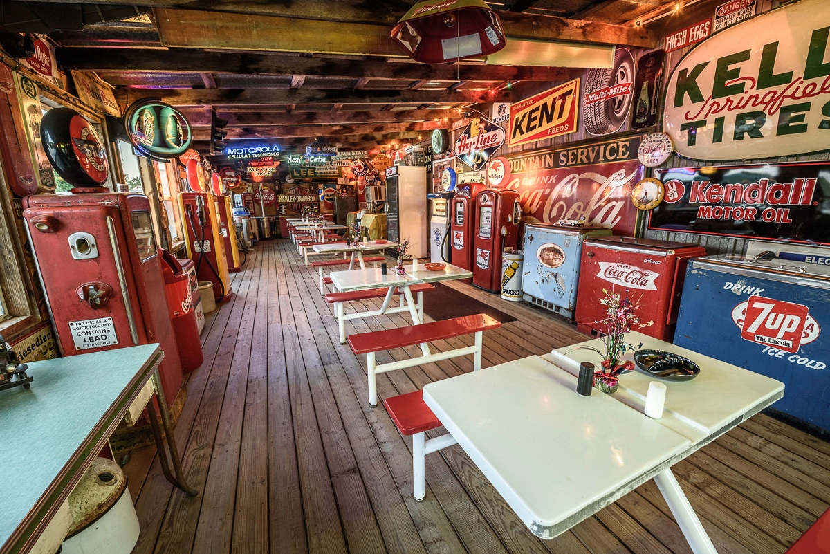 Image of Papermoon Fototapete "BOBS BENZIN GASSE-ROUTE 66 VINTAGE RETRO TANKSTELLE XXL"