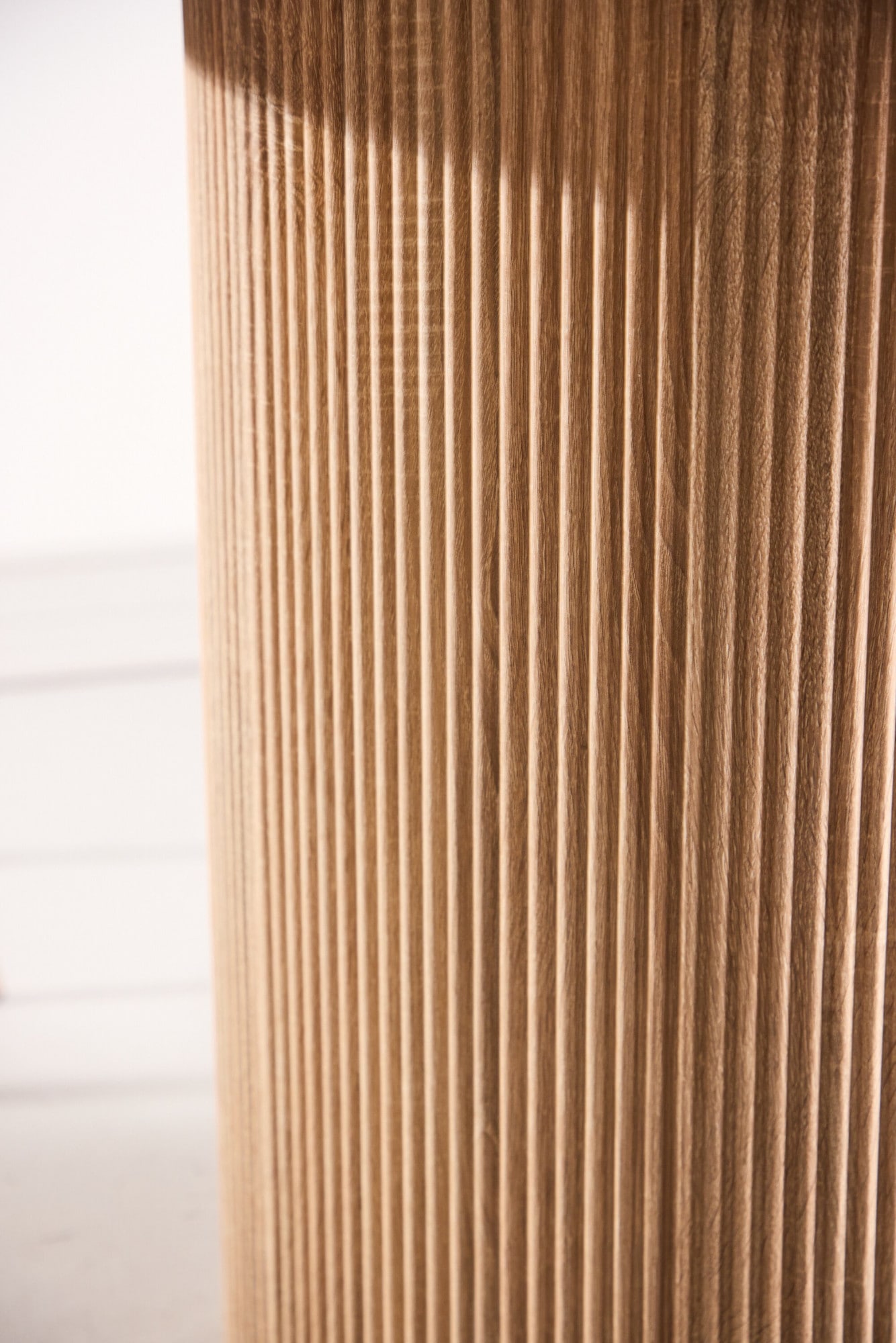 Venture Home Esstisch »Härön, runder Esstisch Ø 120 cm mit Glasplatte und Holzfuss, FSC« Esszimmertisch, transparente Platte, MDF-Mittelfuss, gerippt, hell