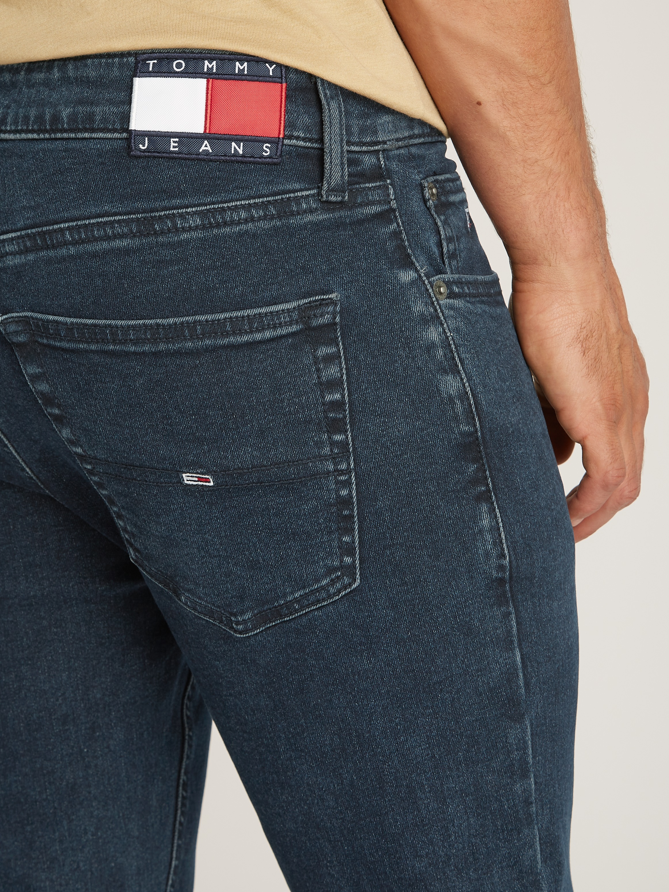 Tommy Jeans Tapered-fit-Jeans »Austim Slim Tapered«, mit Logostickereien