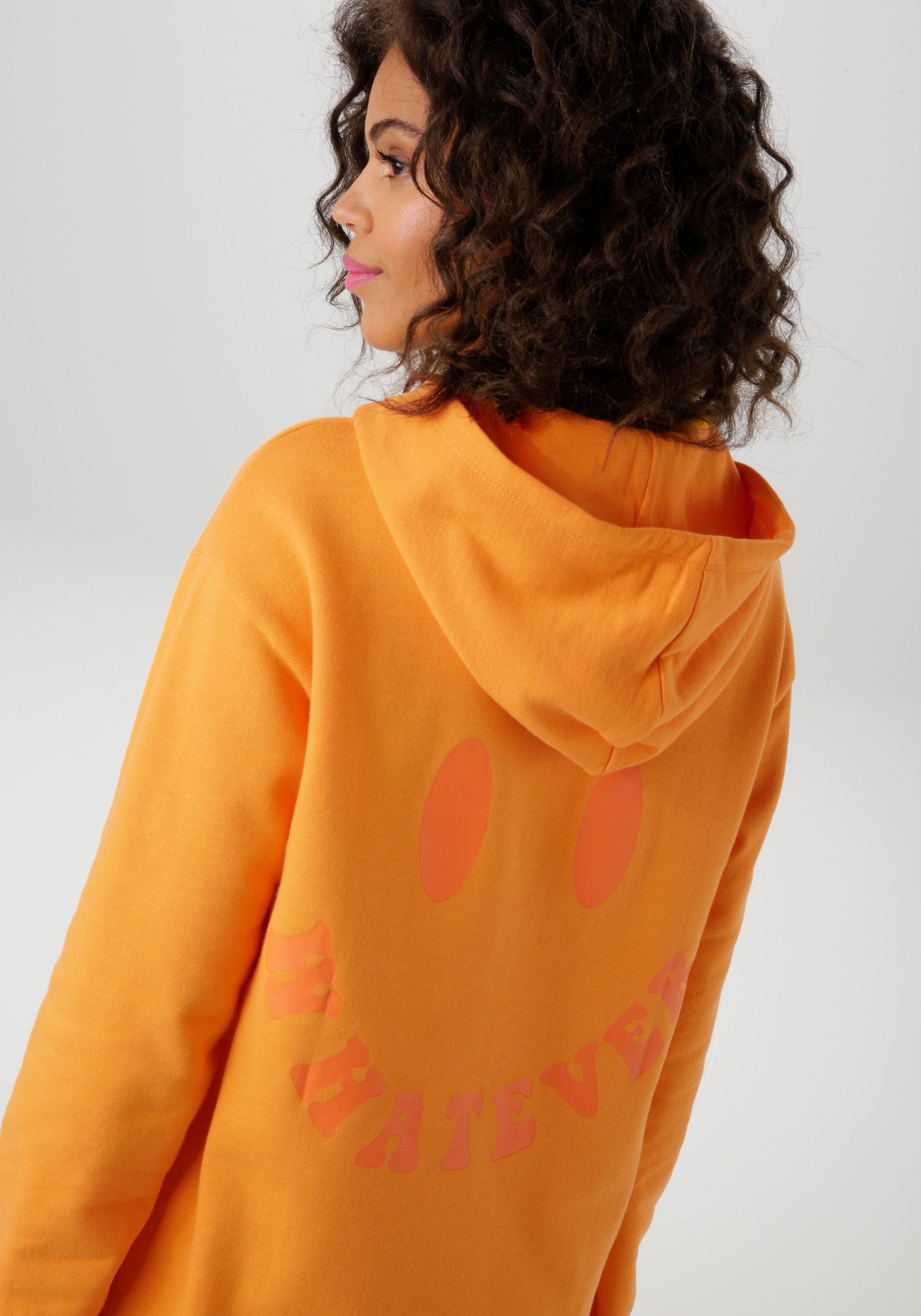 Aniston CASUAL Kapuzensweatshirt, mit Smiley im Rücken
