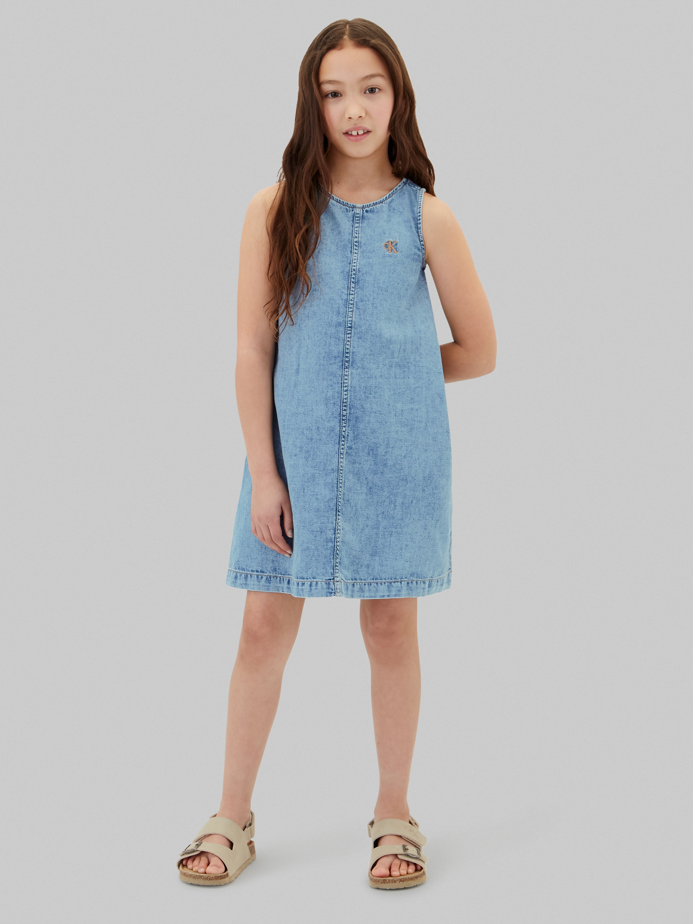 Calvin Klein Jeans Robe en jean »DENIM SLEEVELESS DRESS« Poches pour les mains Regular fit für Kinder mit Rundhalsausschnitt