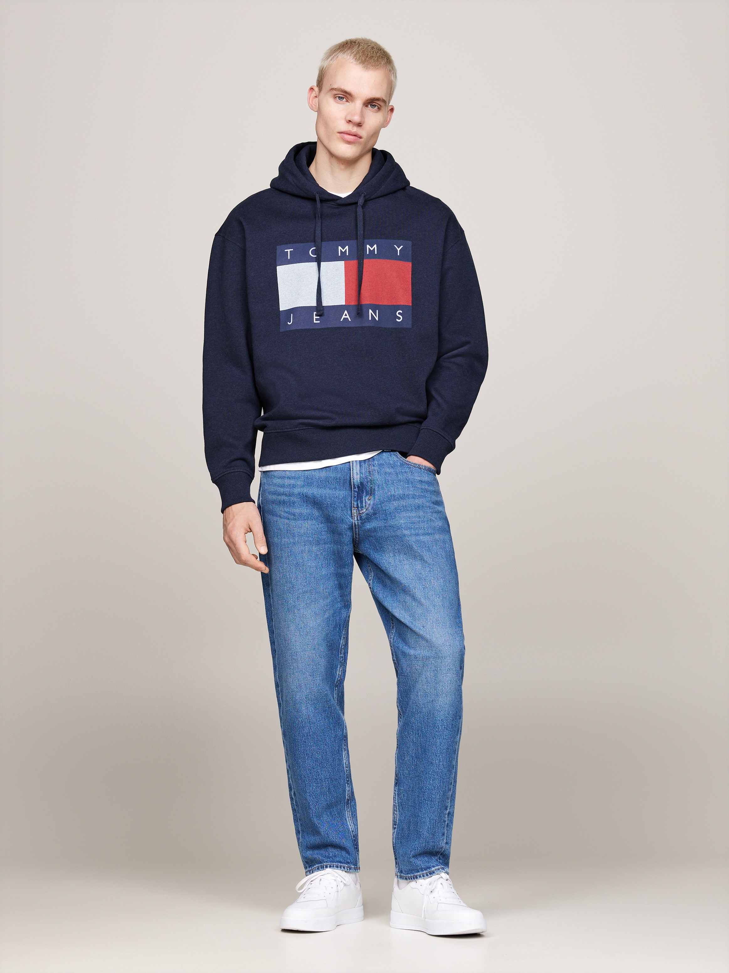 Tommy Jeans Sweatshirt »TJM RLX MELANGE FLAG HOODIE«, mit bedruckten Markenlogo auf Brusthöhe