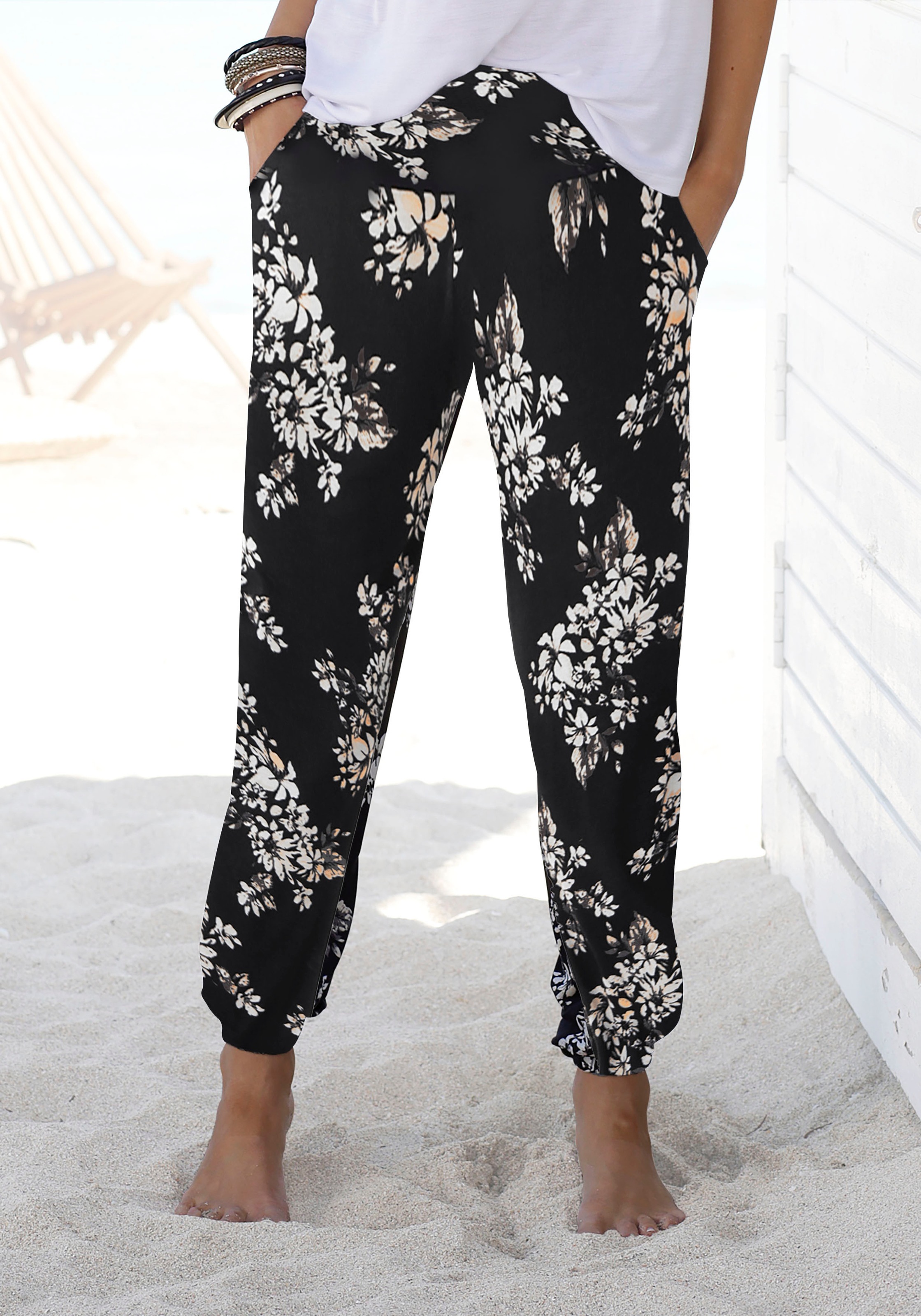 Image of LASCANA Strandhose mit dezentem Blumendruck, lockere Jerseyhose, leichte Sommerhose