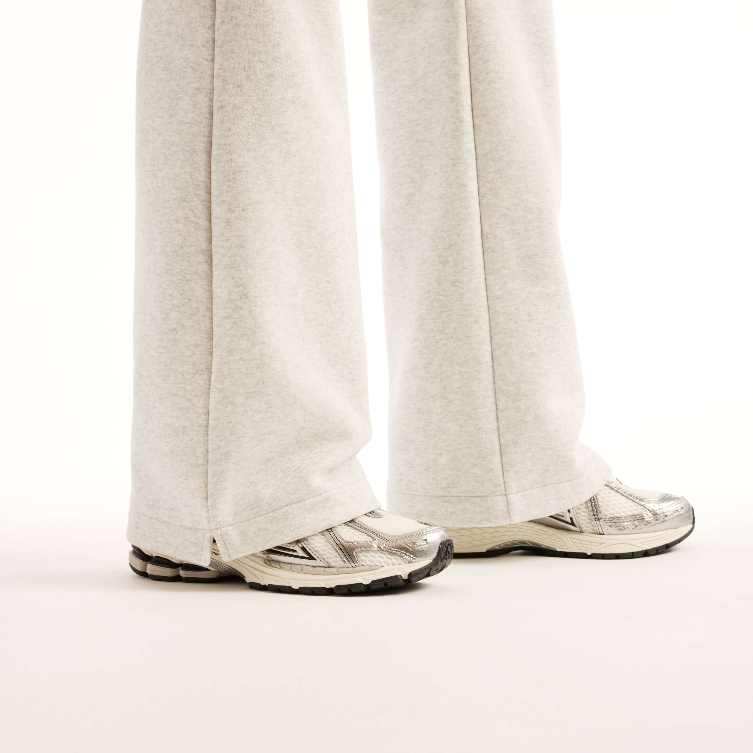 New Balance Pantalon sweat »REIMAGINED FLEECE PANT«  pour adultes, forme pantalon longue, avec lignes claires