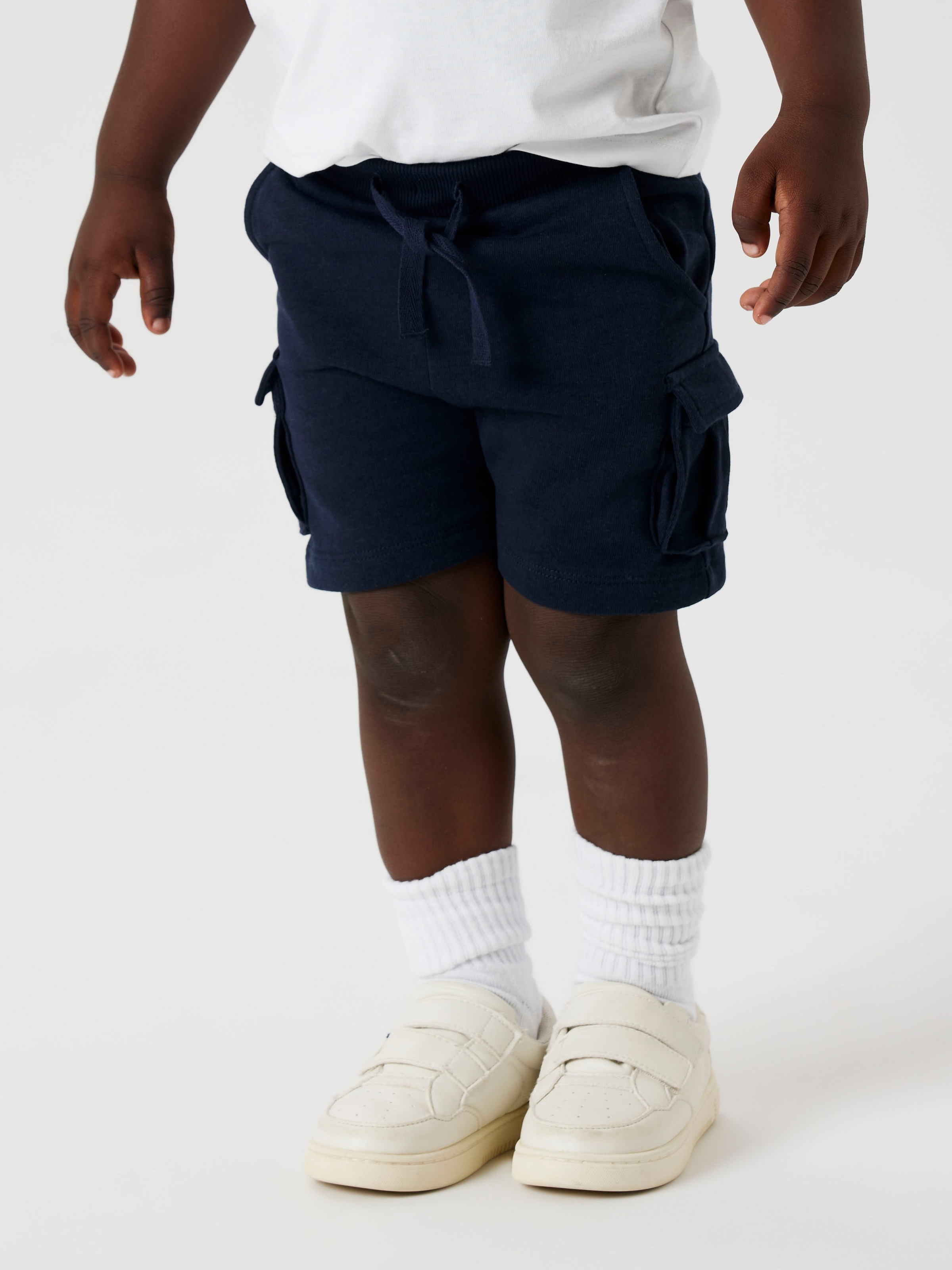 Image of Name It Sweatshorts "NMMOLI SWEAT SHORTS UNB NOOS" Baumwollmischung, verstellbarer und elastischer Bund, Cargotaschen