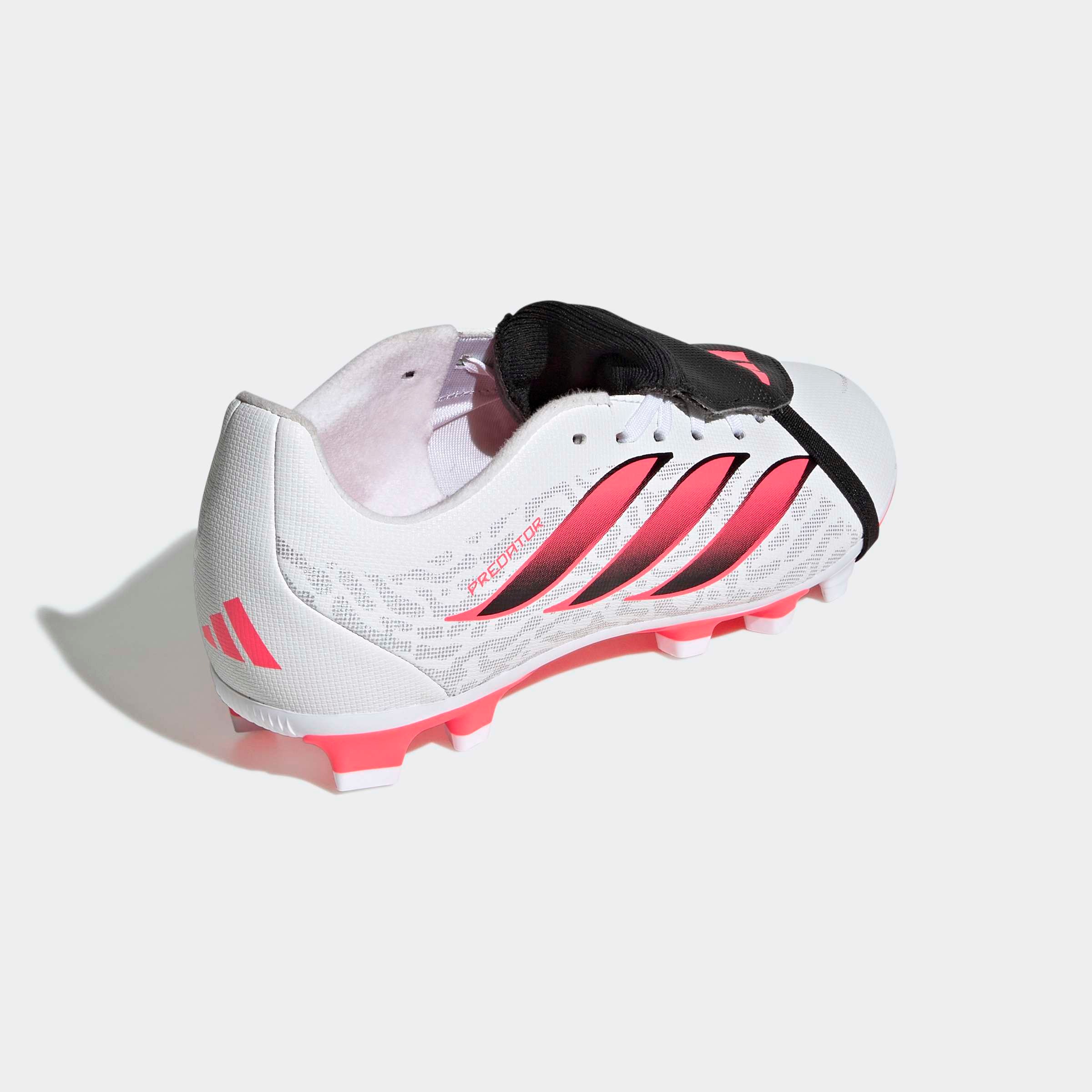 adidas Performance Chaussure de football »PREDATOR CLUB KIDS , FESTE BÖDEN/MULTI GROUND, UMSCHLAGBARE ZUNGE«  adapté à de nombreux types de sols, pour adolescents et enfants