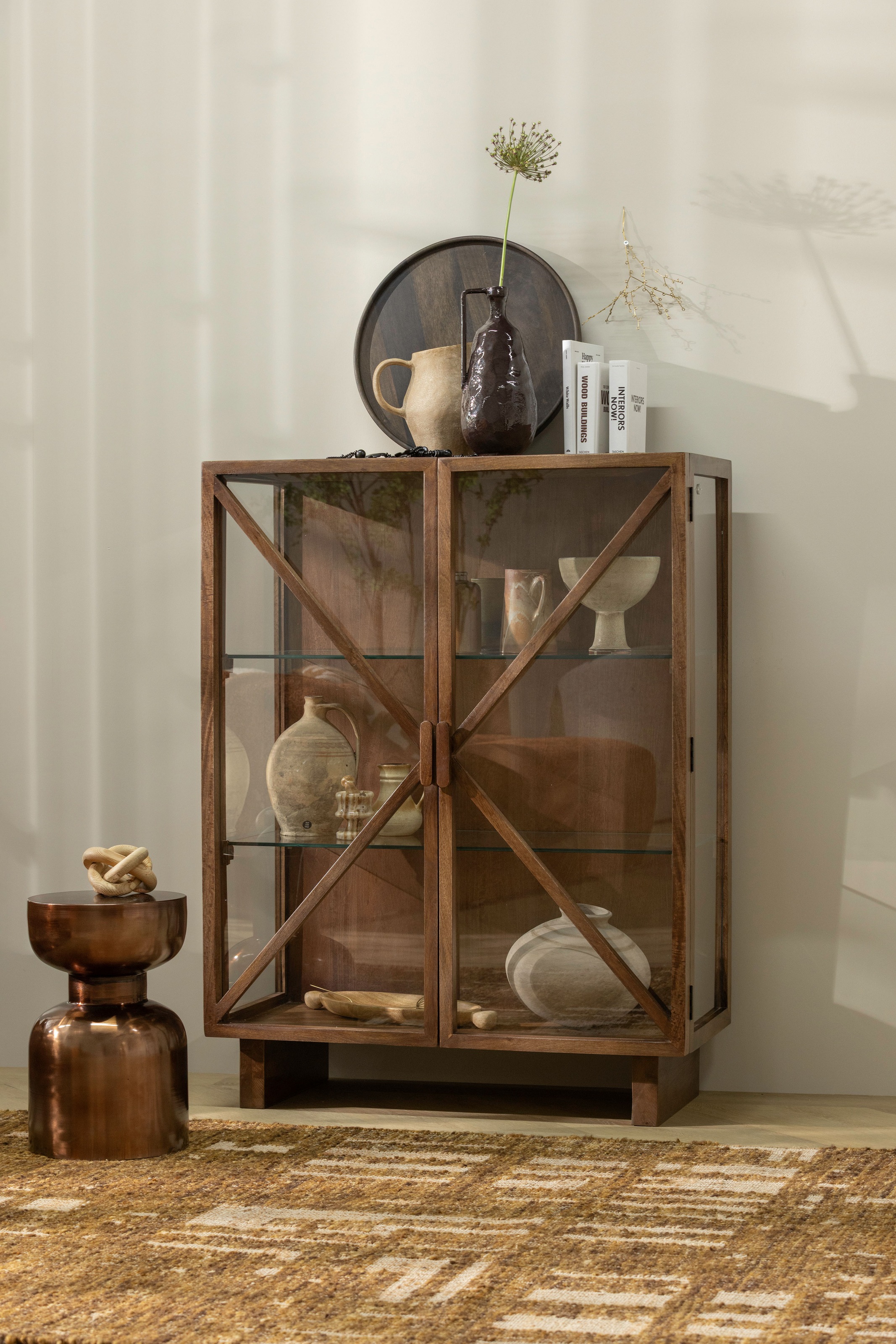 WOOOD Vitrine »Kella Mangoholz mit Glastüren und Glasablagen B 100 x D 44 x H 132 cm« Wandbefestigung empfohlen, Tragkraft 5–7 kg pro Glasboden