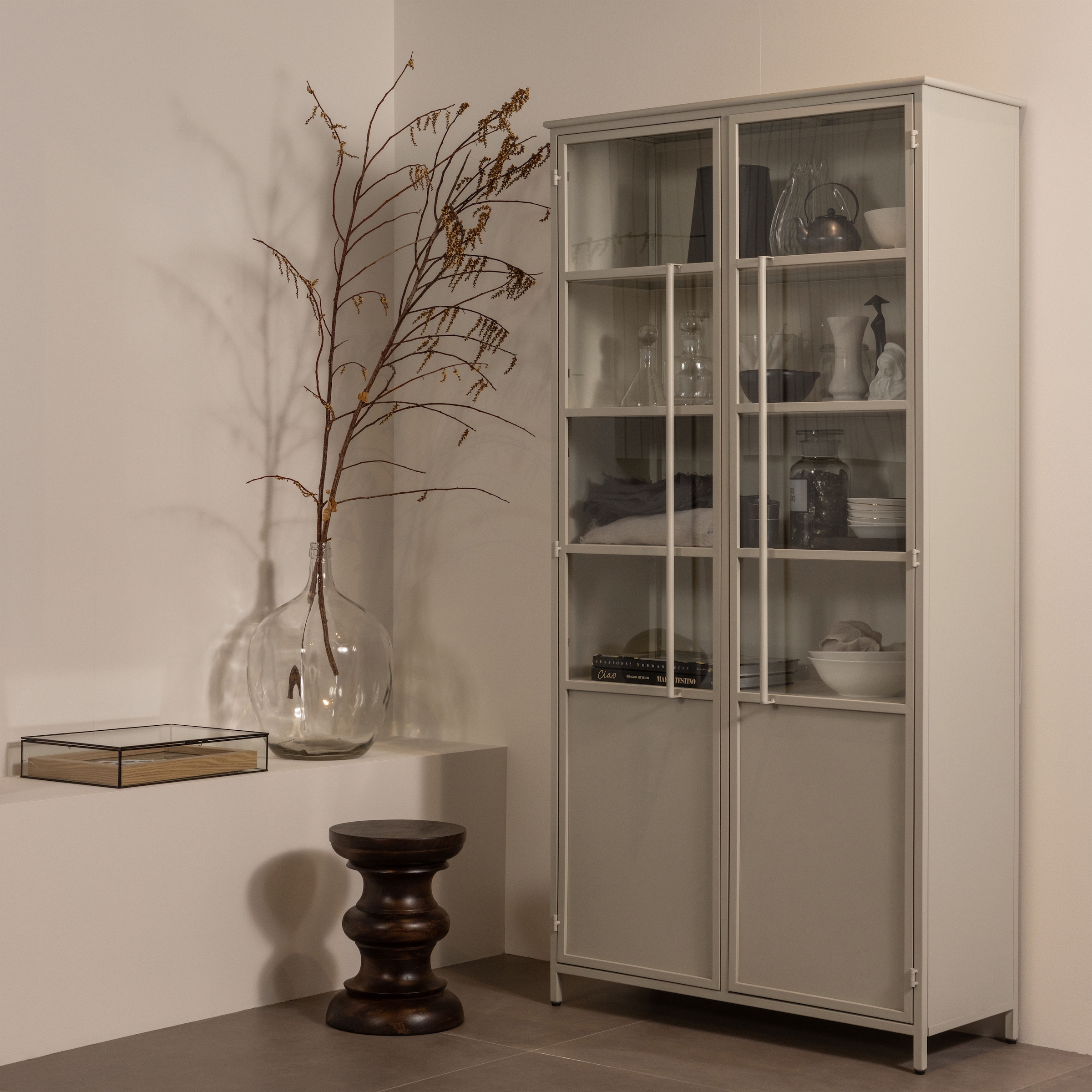 WOOOD Vitrine »EXHIBIT  SCHRANK METALL B/T/H: 99/44/200 cm« Die Vitrine Exhibit aus mattem Metall bietet 5 robuste Einlegeböden.