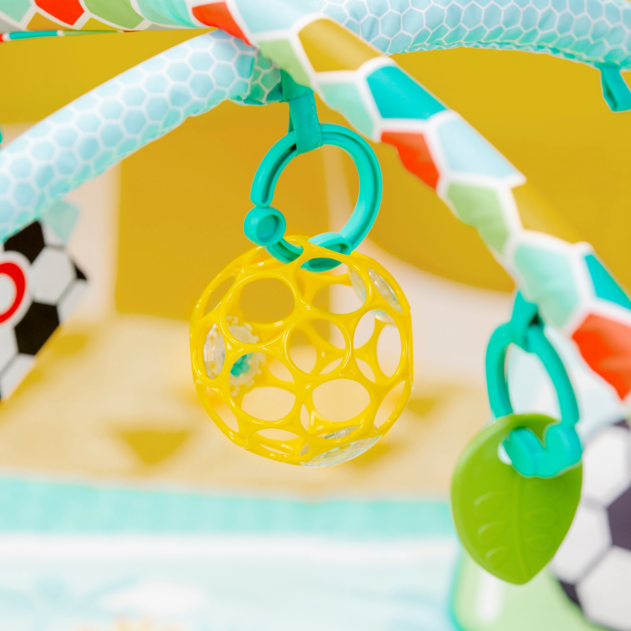 Bright Starts Arche de jeu »Grip & Kick Activity Gym« mit Licht- und Soundeffekt