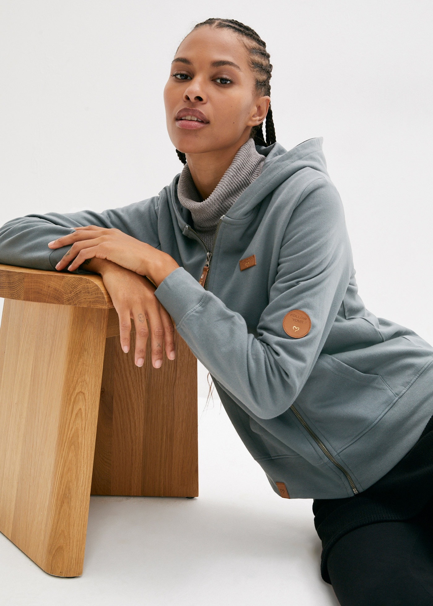 bonprix Kapuzensweatjacke mit Kapuze, mit Kängurutaschen, aus Baumwolle, mit Reissverschluss