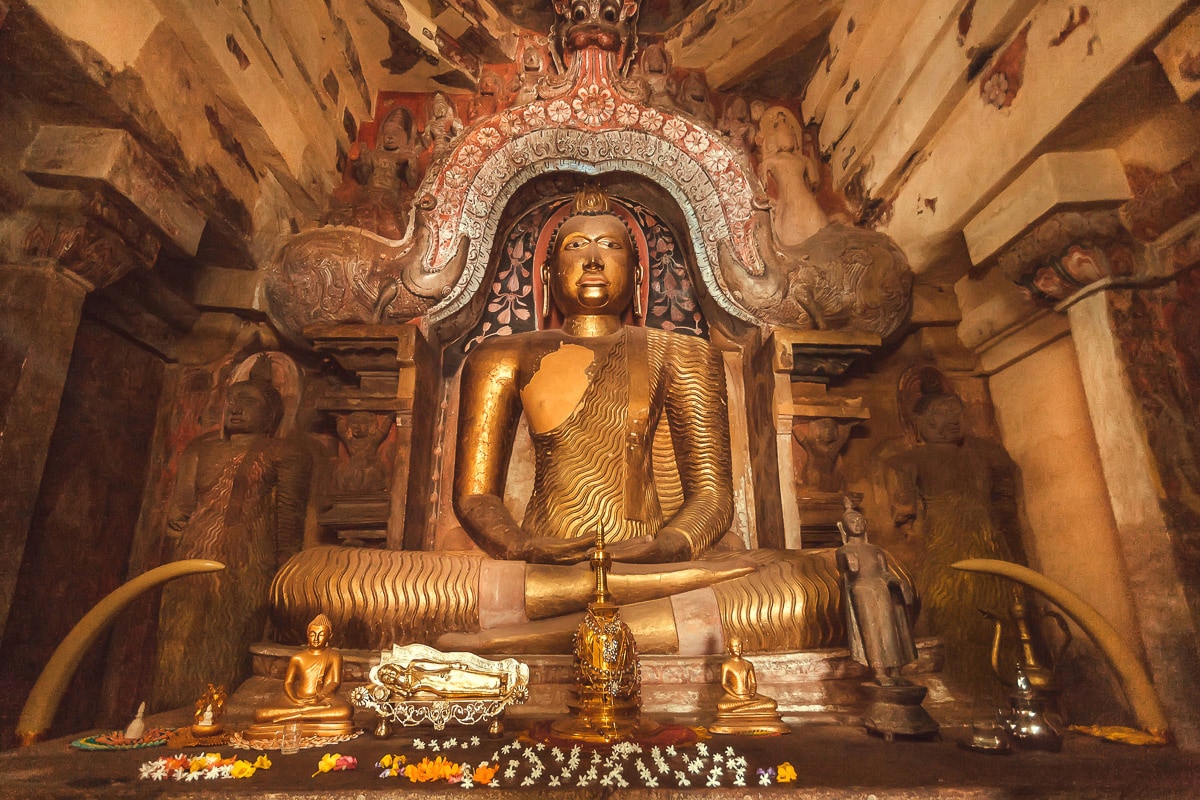 Image of Papermoon Fototapete "Buddah Figuren"