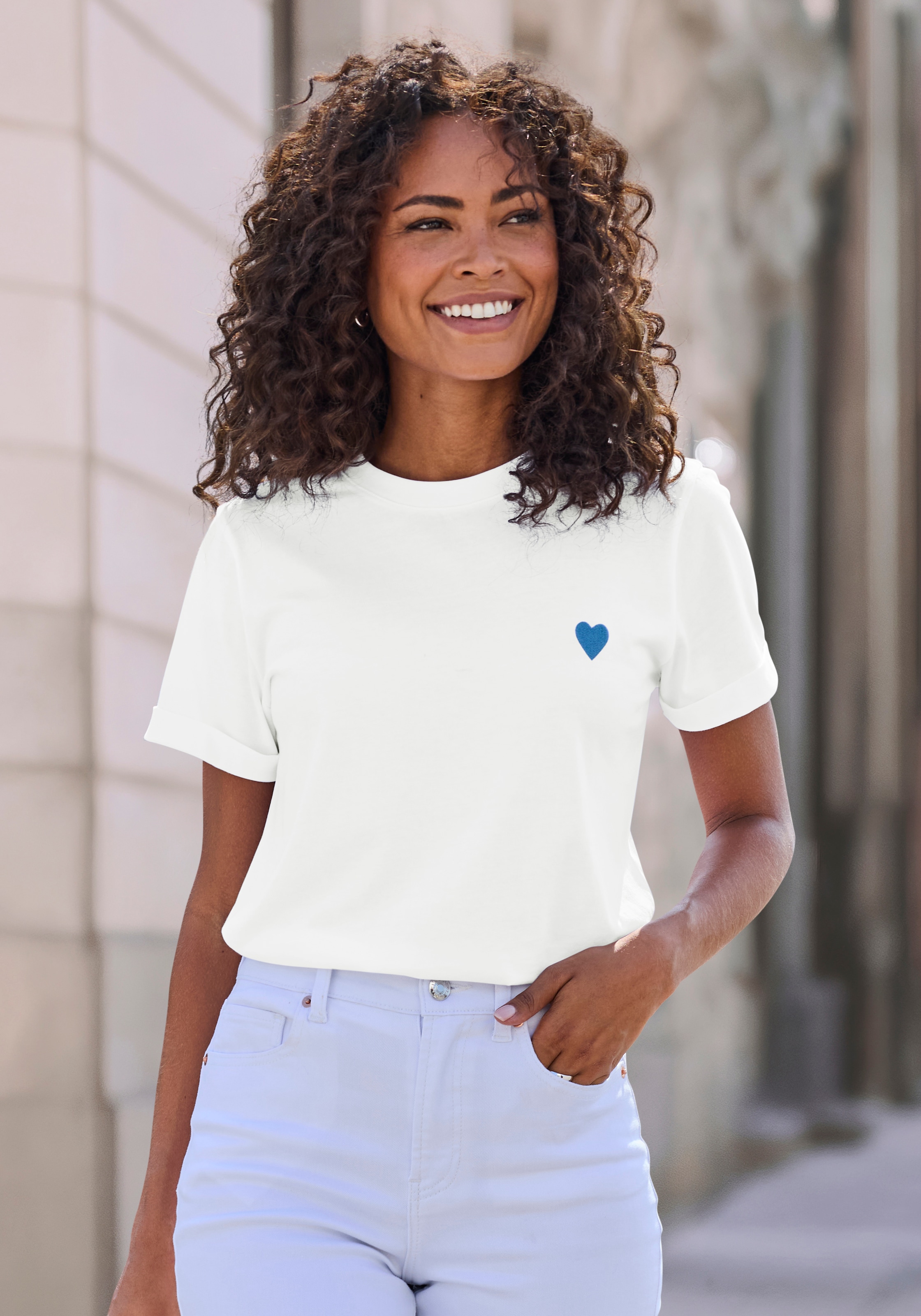 LASCANA T-Shirt, mit süsser Herz-Stickerei, Kurzarmshirt aus Baumwolle