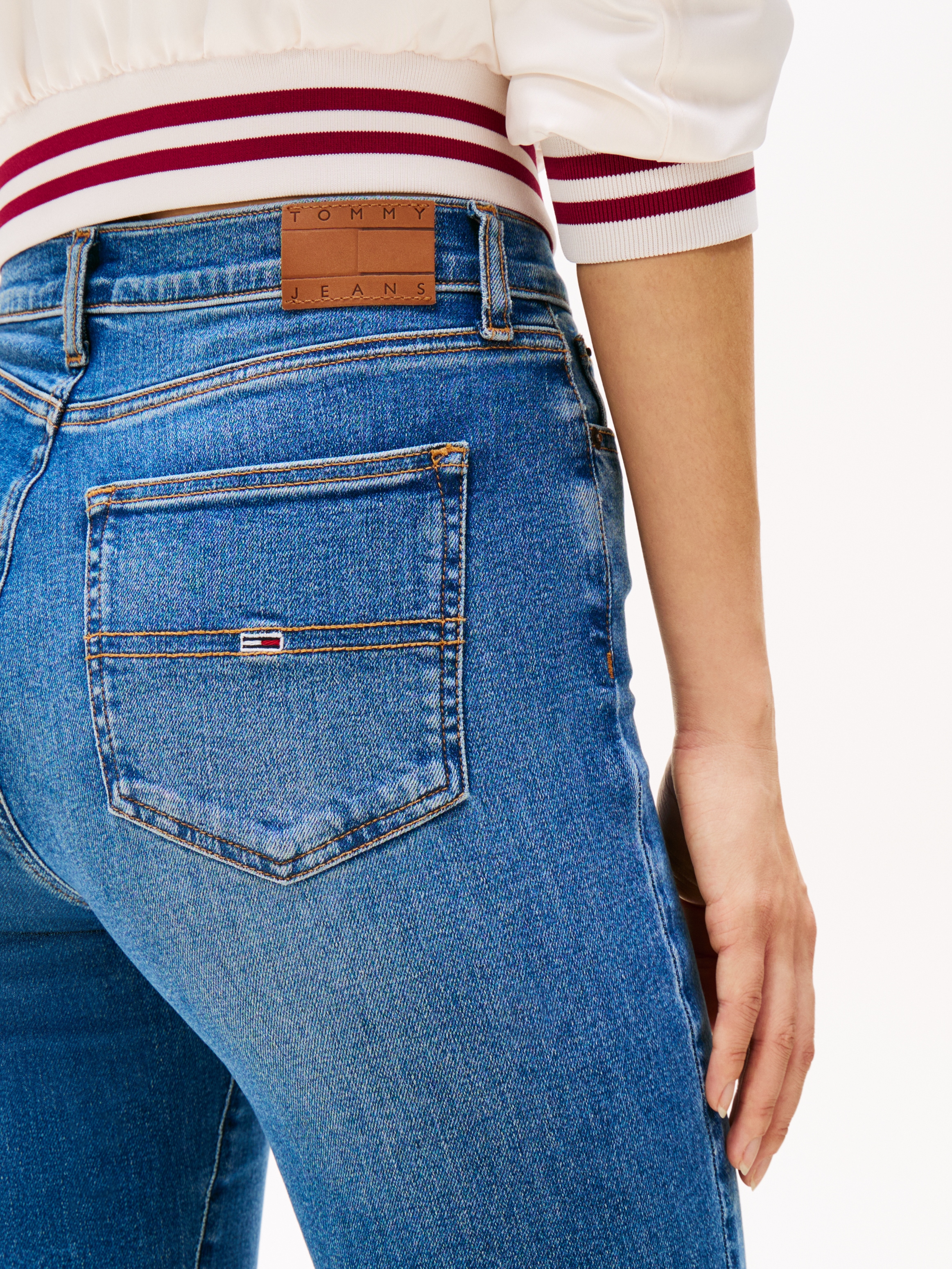 Tommy Jeans Bootcut-Jeans »SYLVIA HGH FLR«, Weite Beinform und Logo Stickerei auf der Gesässtasche