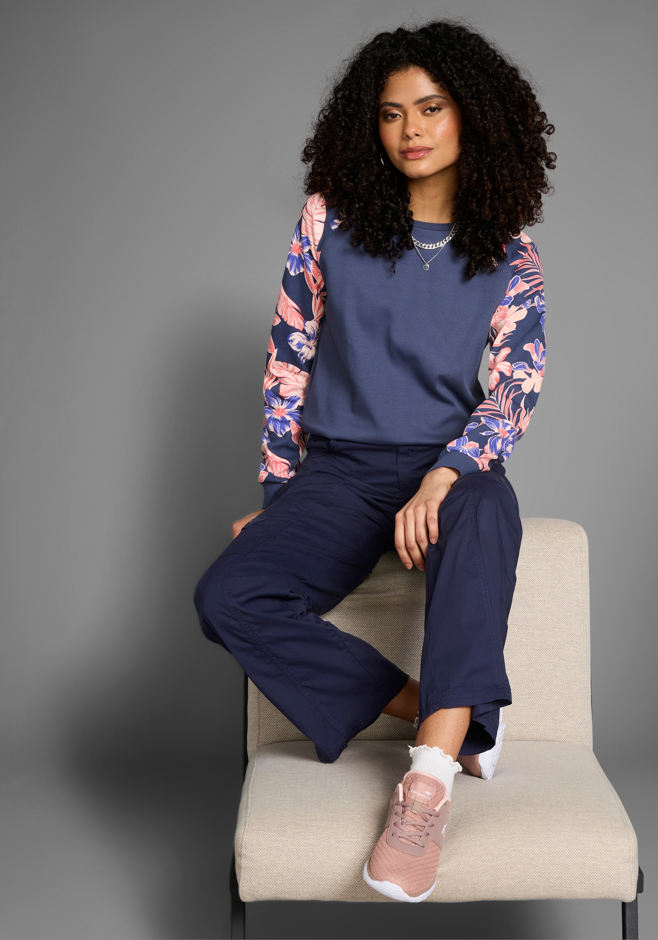 KangaROOS Sweatshirt, Ärmel mit Blumendruck