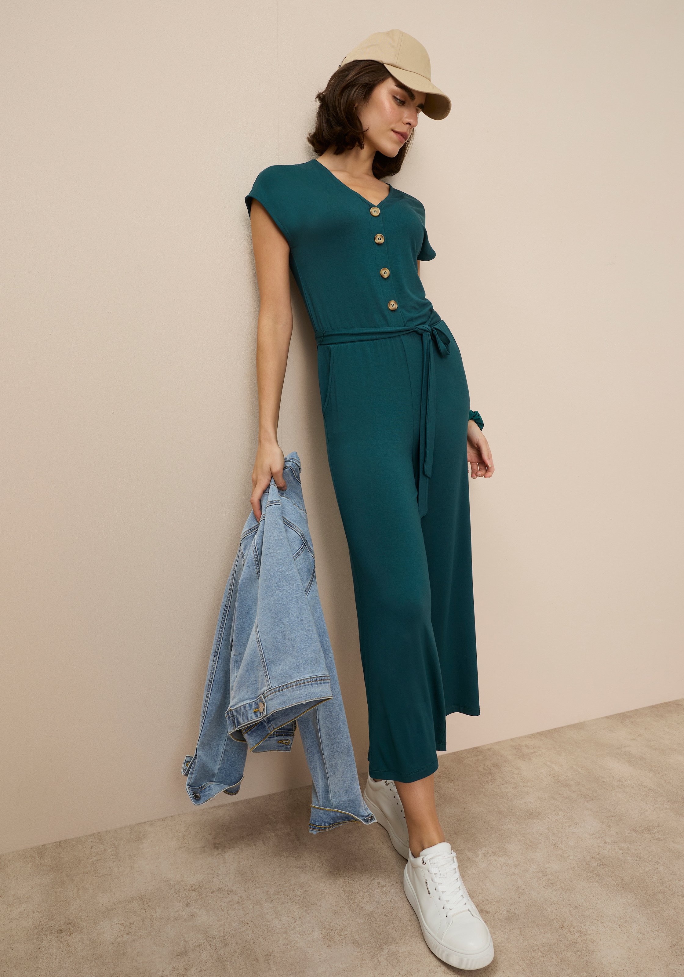 Tamaris Combinaison culotte »mit figurumspielendem Schnitt, aus fliessender Viskose-Qualität« avec patte de boutonnage et lien