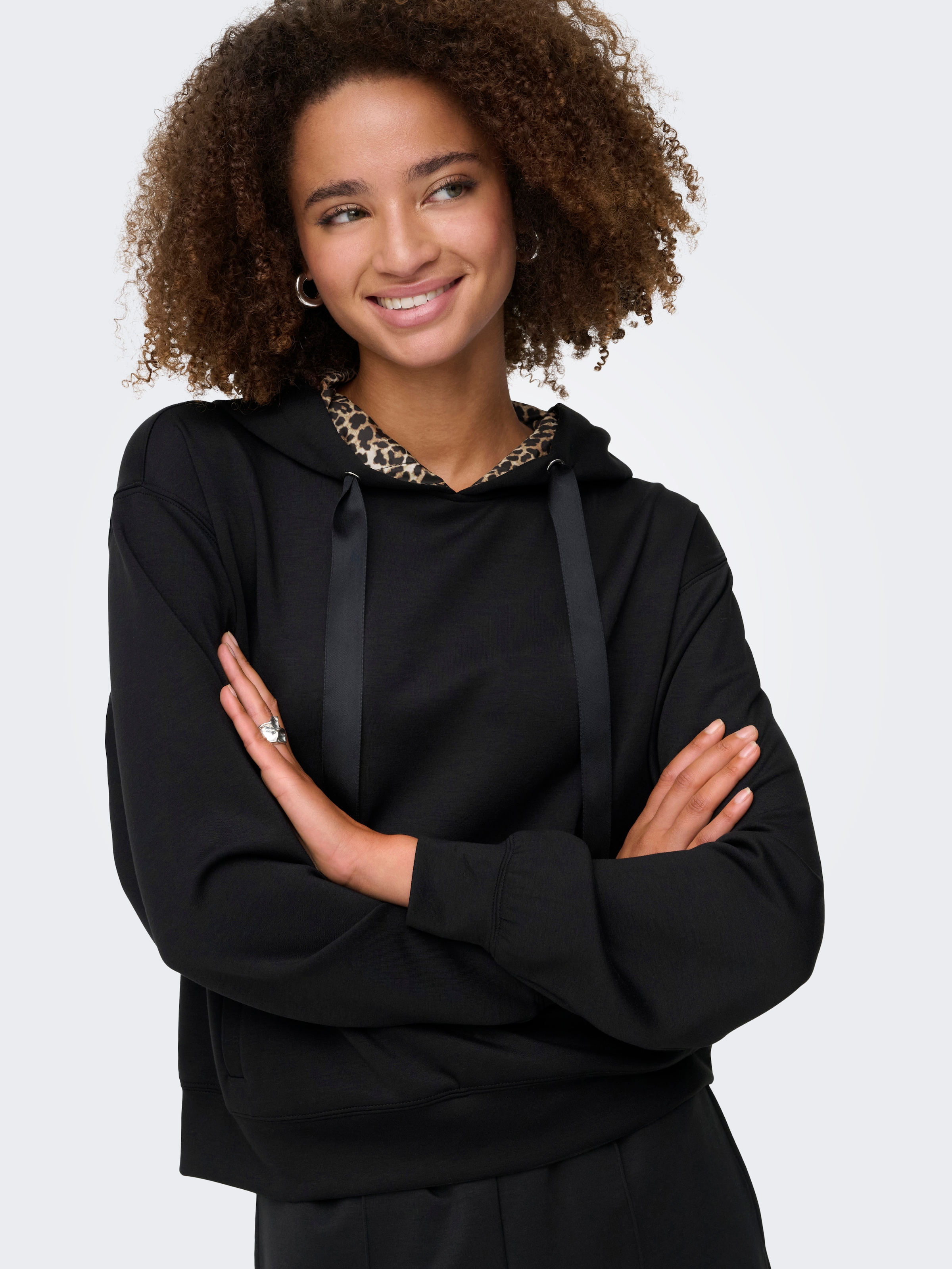 ONLY Sweat à capuche »ONLALINA LIFE LEO DETAIL HOOD BOX SWT«
