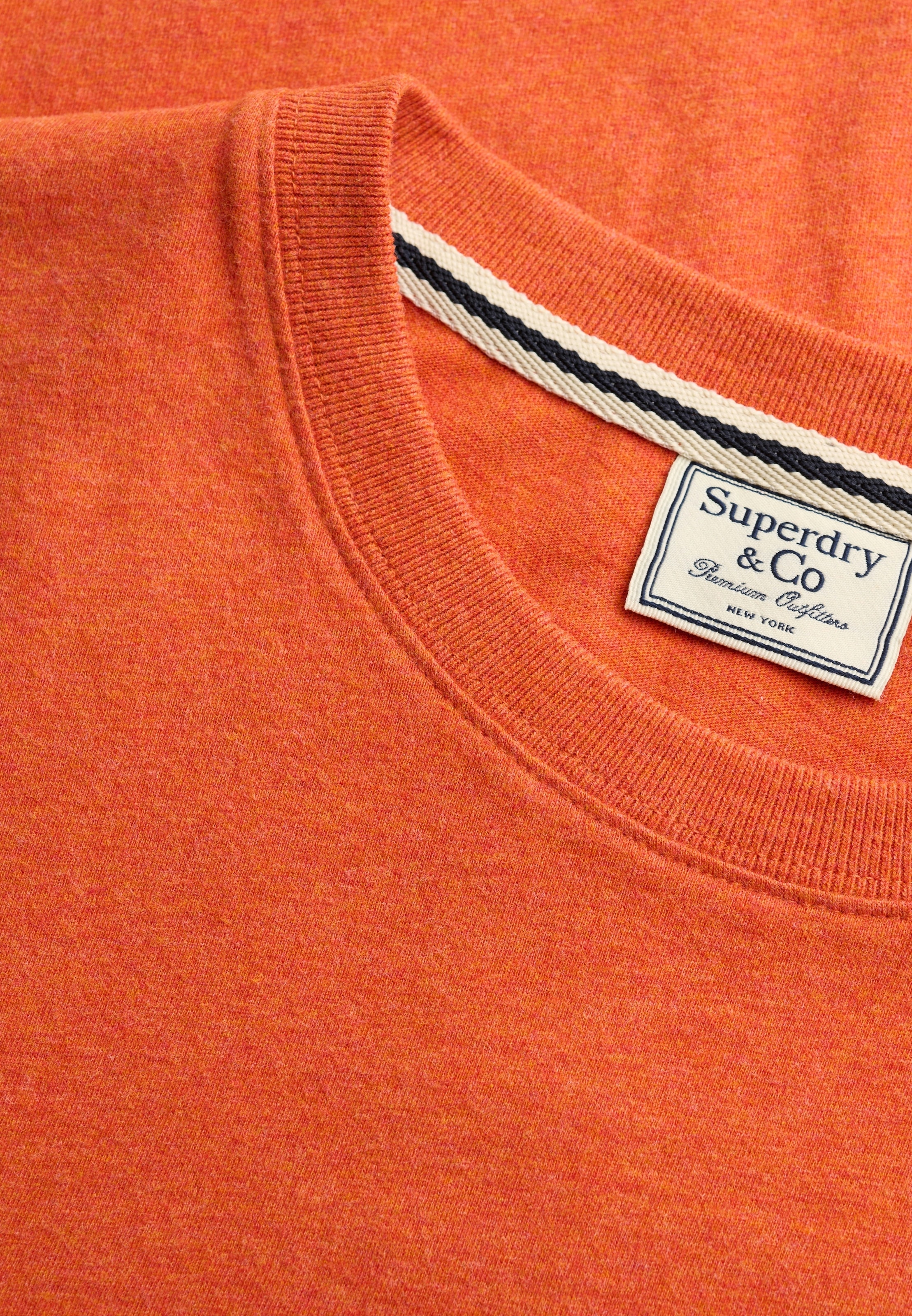 Superdry Shirt à col rond »ESSENTIAL SERIF LOGO EMB TEE« Baumwolle, regular fit