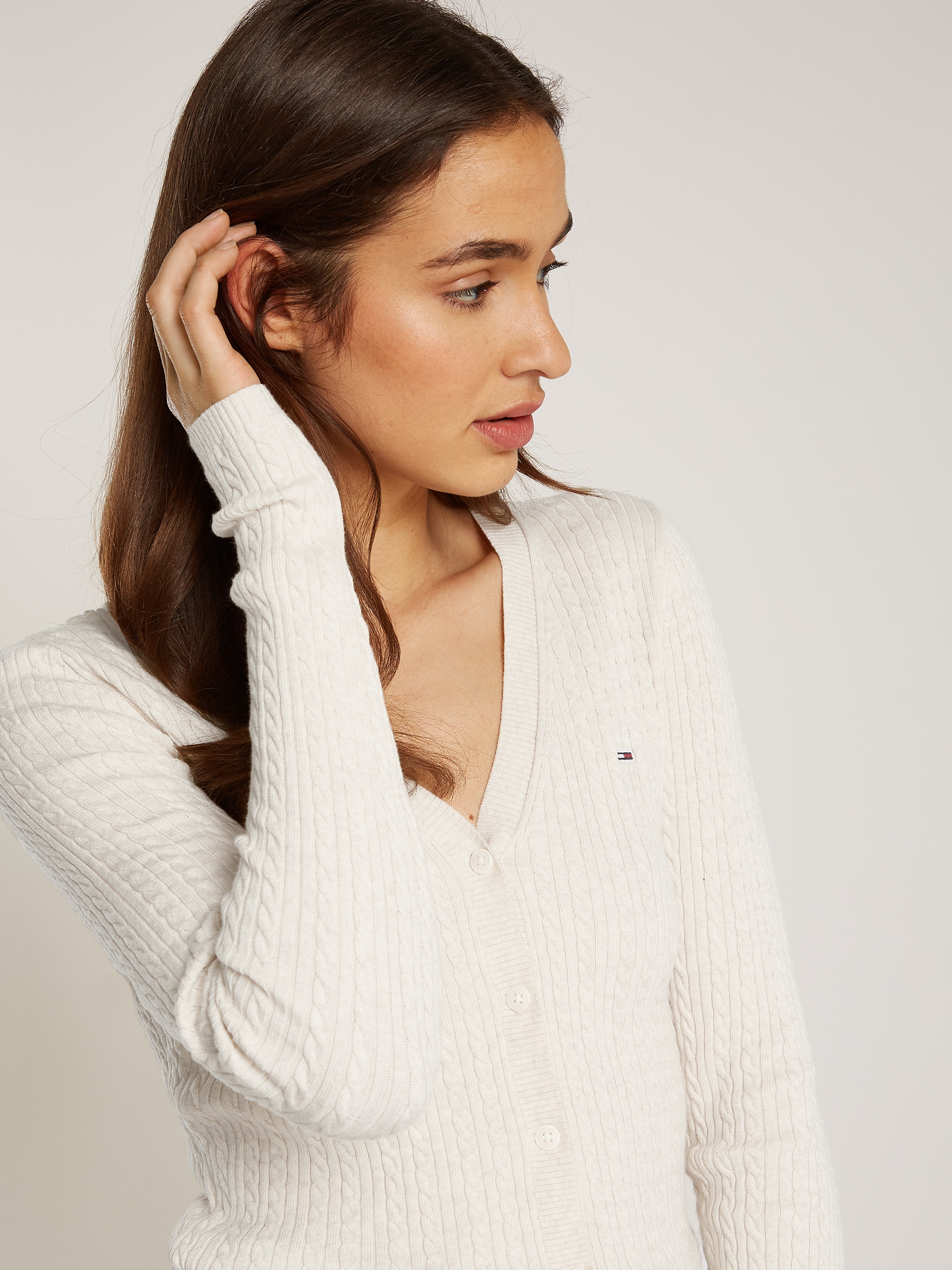 Tommy Jeans Strickjacke »TJW CABLE ESSENTIAL CARDIGAN«, mit Zopfmuster, Logostickerei