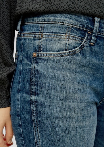 s.Oliver Stretch-Jeans, mit Leder-Badge hinten am Bund
