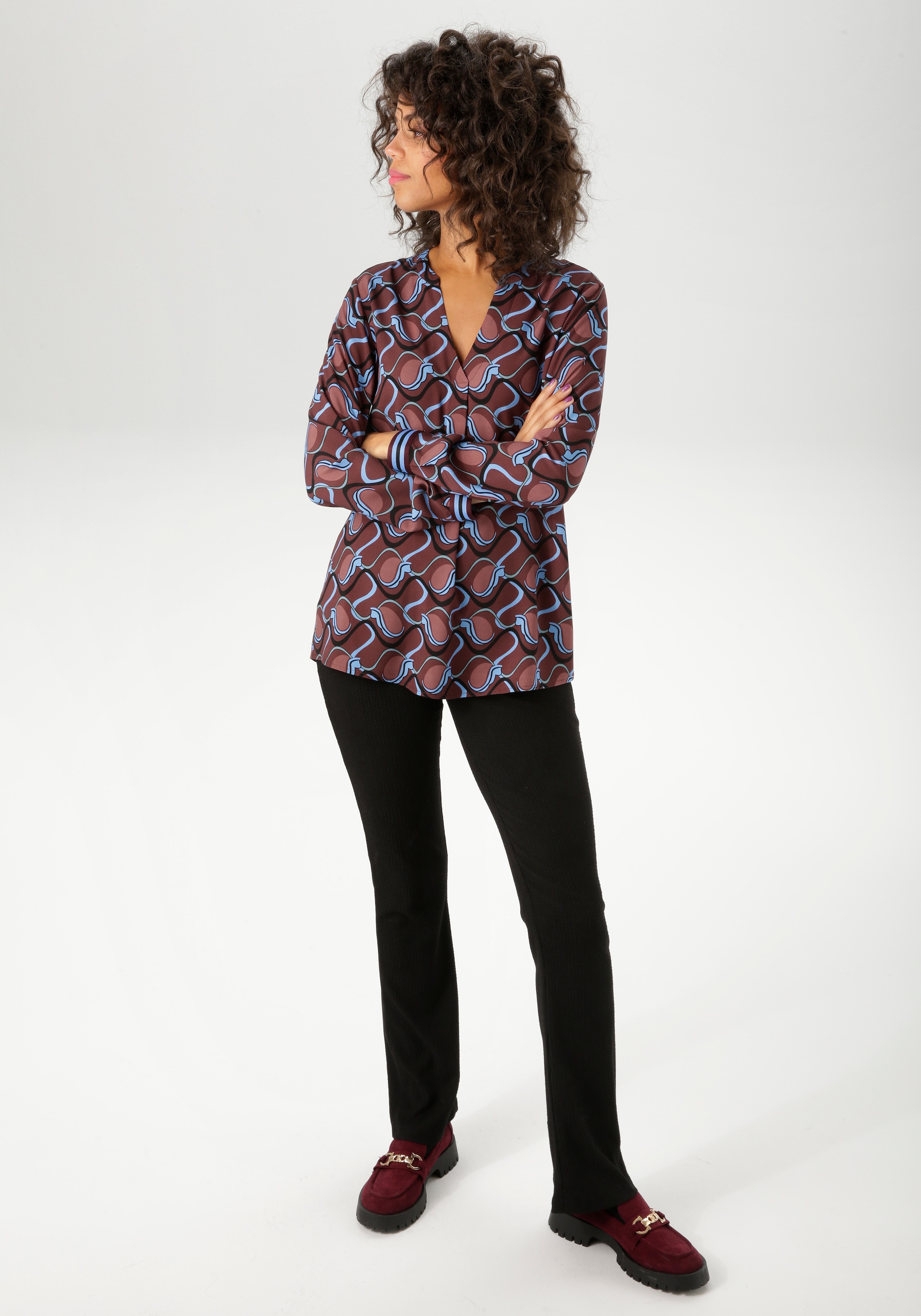Aniston CASUAL Schlupfbluse, mit trendfarbigen, grafischem Retro-Muster - NEUE KOLLEKTION