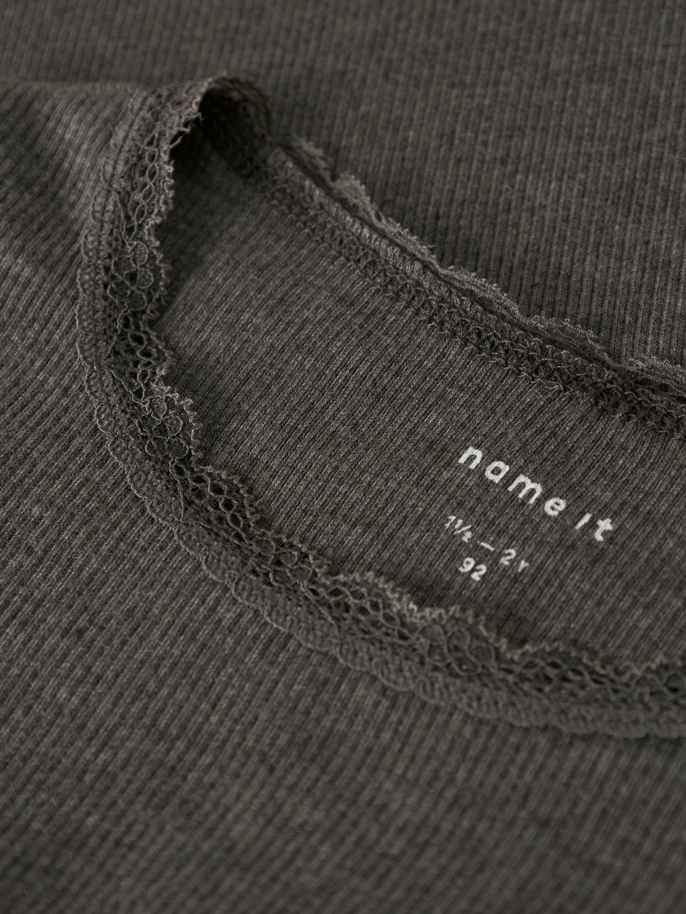 Name It Langarmshirt »NMFKAB LS TOP NOOS«, in Feinripp und mit süsser Spitzenkante am Ausschnitt
